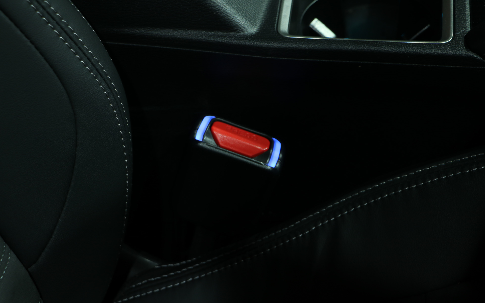 シートベルト部分を青く光らせるアイテムも展示