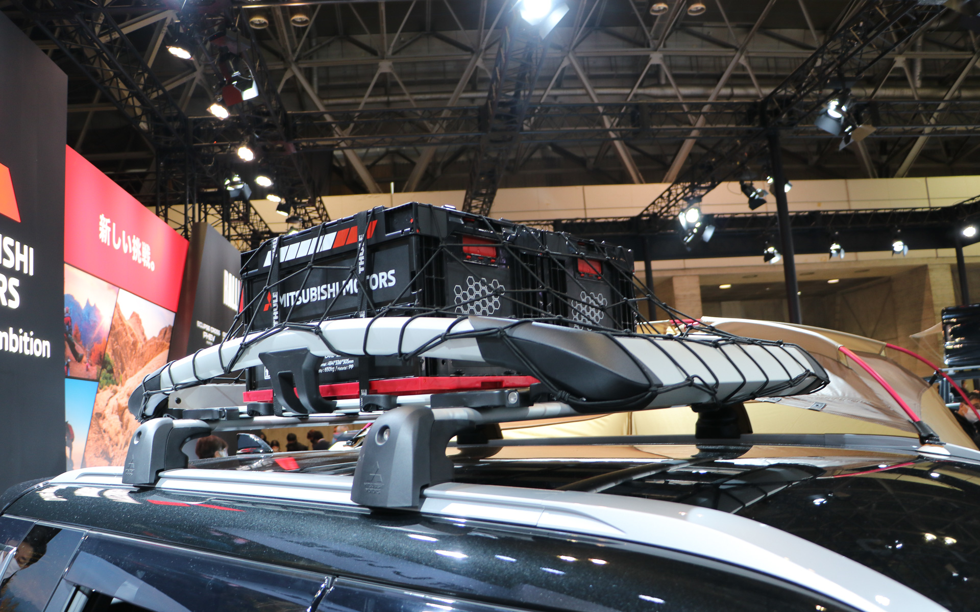 ルーフには折りたためるコンテナを活用