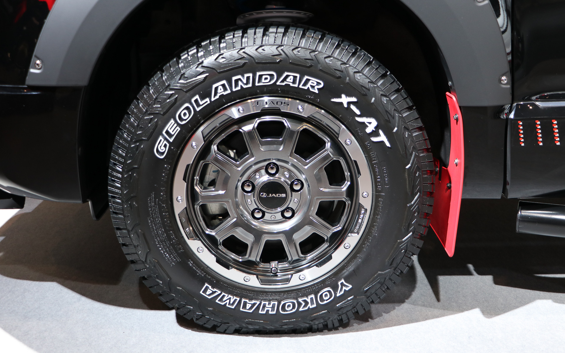 ホイールはジャオスのADAMAS BL5ハイパーブラック、タイヤは横浜ゴムのジオランダーX-ATを装着