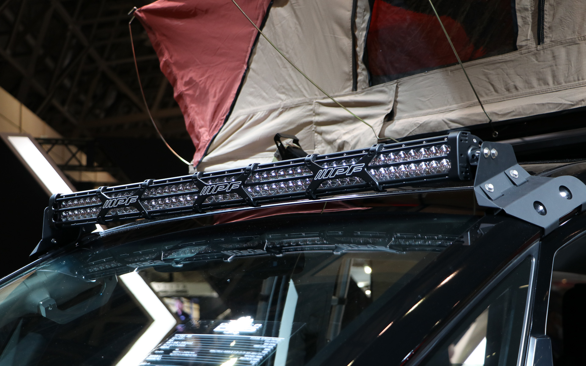 フロントウィンドウ上にはIPFの「600Sシリーズ 50インチ ダブルロー」を装着