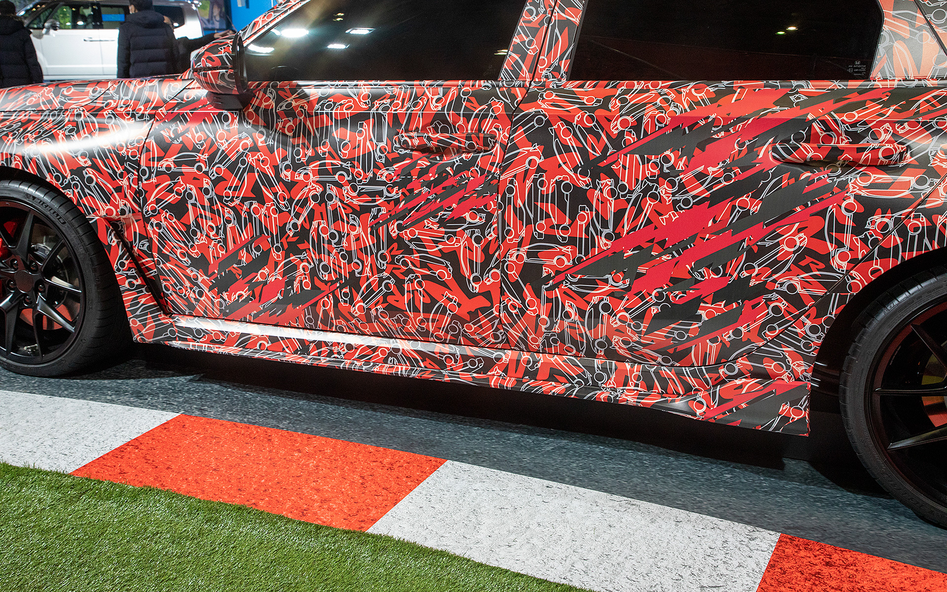 張り出しが大きく見えるサイドスカート部