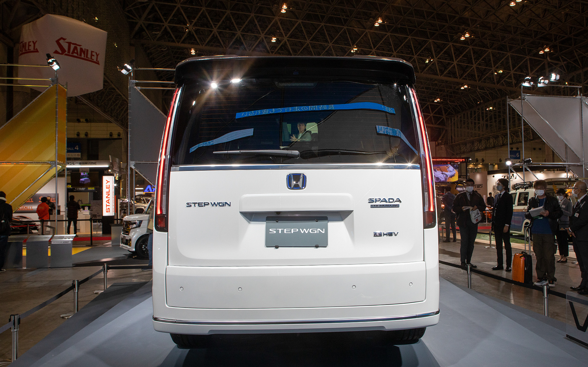 ホイールはスポーティなものに変更されている