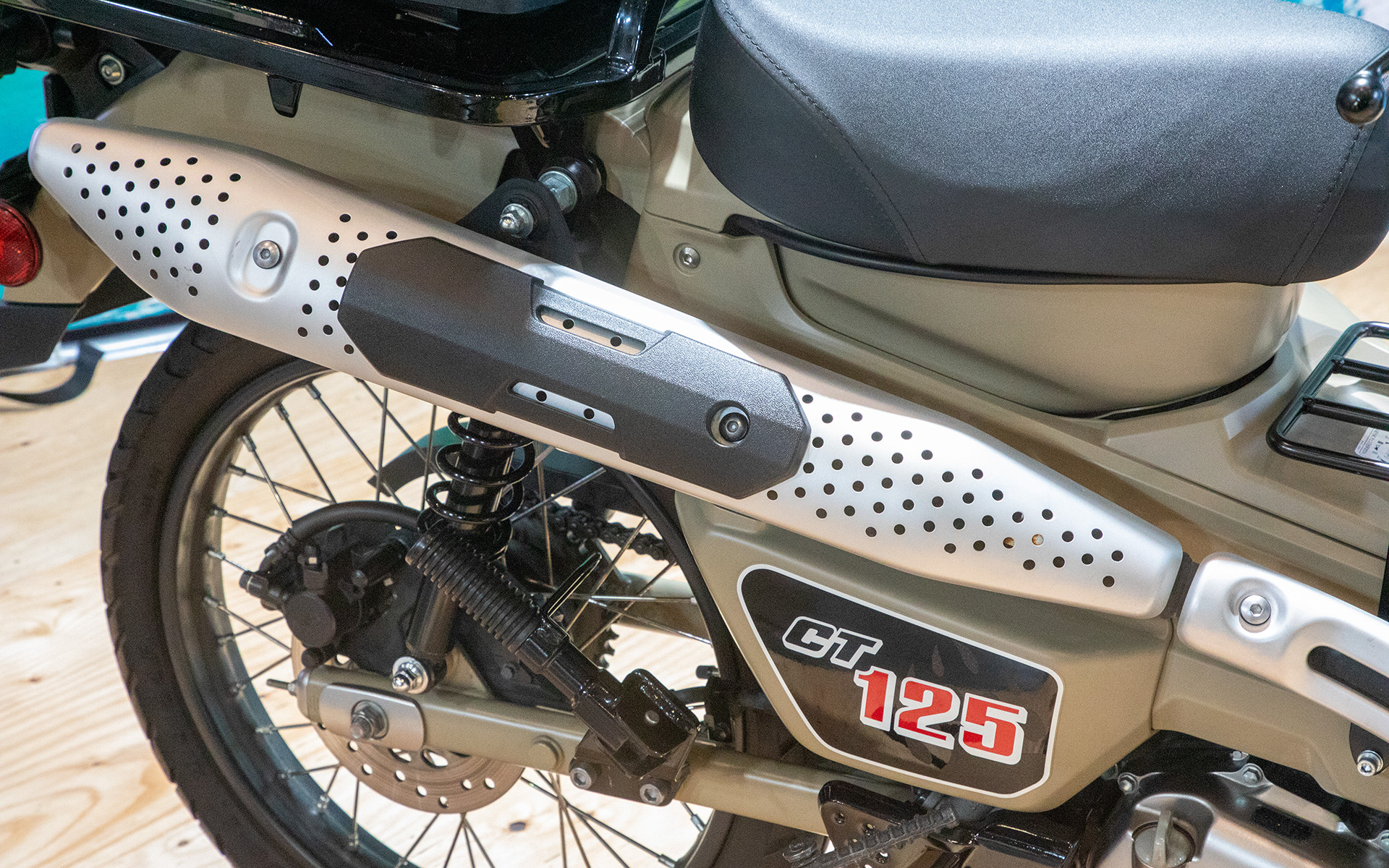 フロントグリルやフォグランプはCT125からのイメージ。ボディカラーもCT125にあわせている