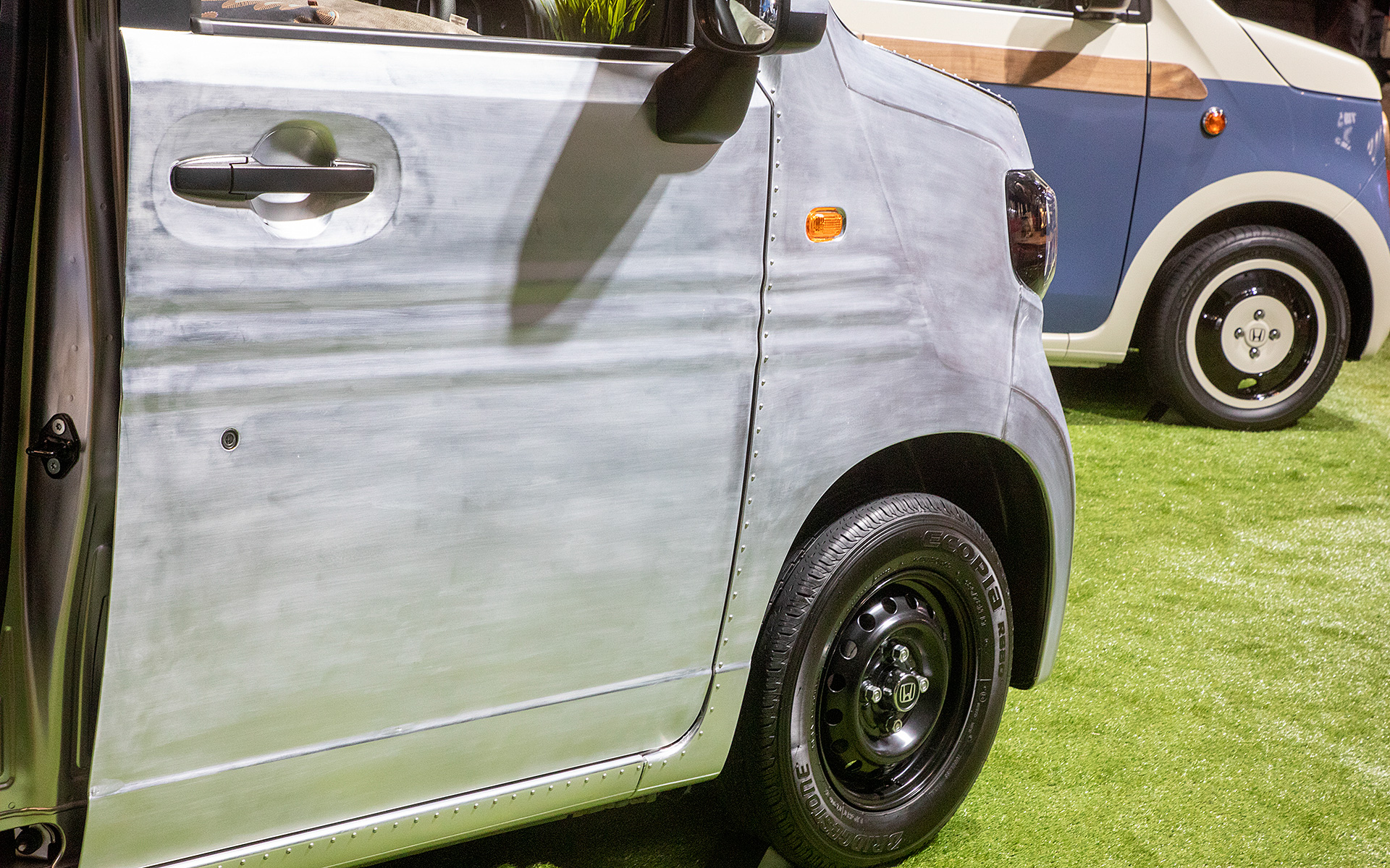 N-VANカスタム「3rdPlaceVAN」。エアストリームをモチーフにしたボディカラー