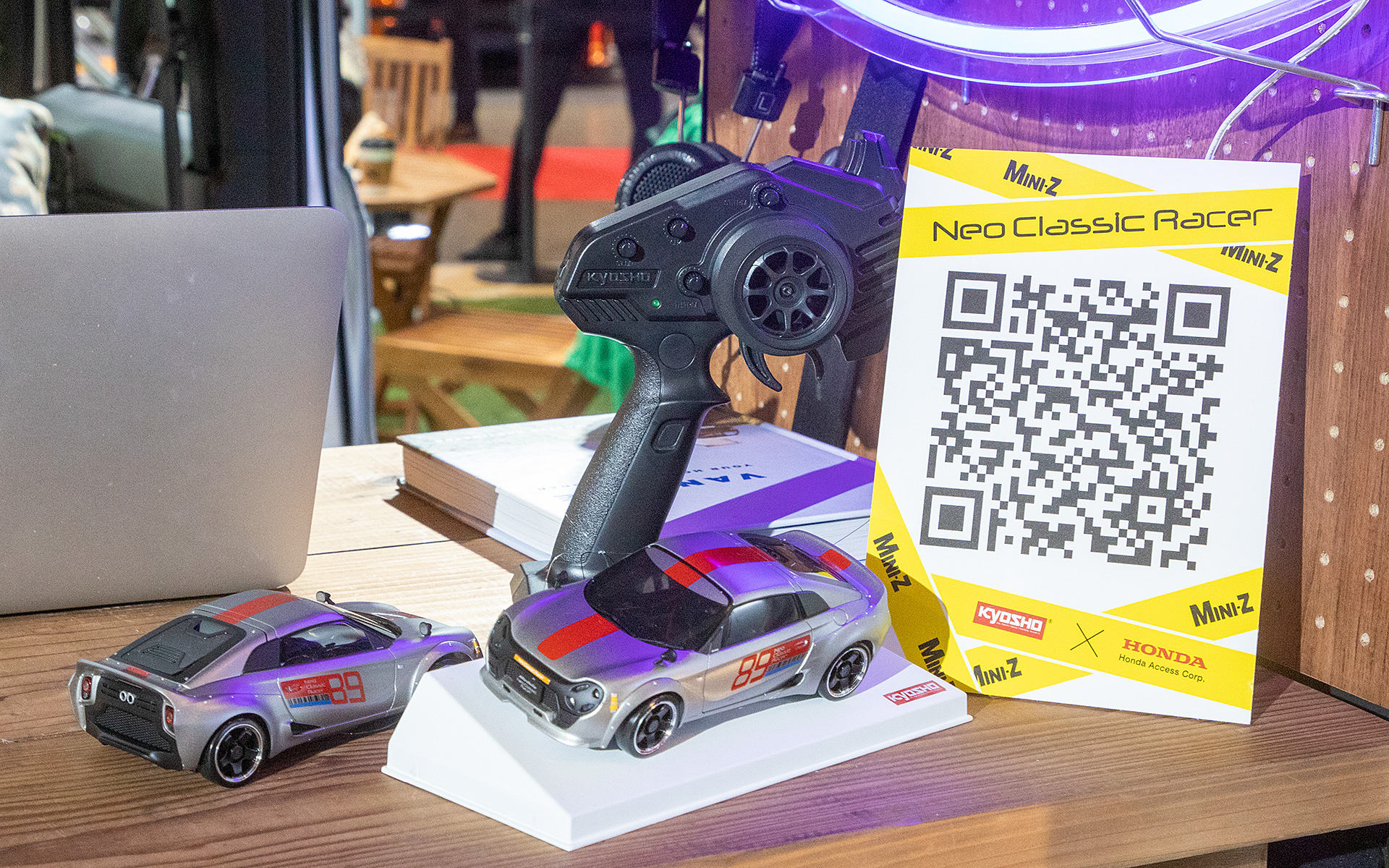 京商とコラボしたネオクラシックレーサーのRCカーが搭載されていた