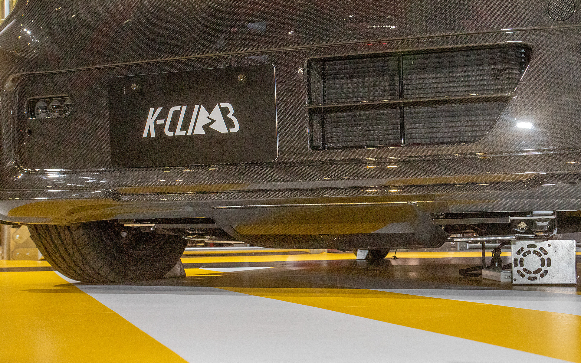 フロント下面のエアロパーツ。バンパーはカーボン製