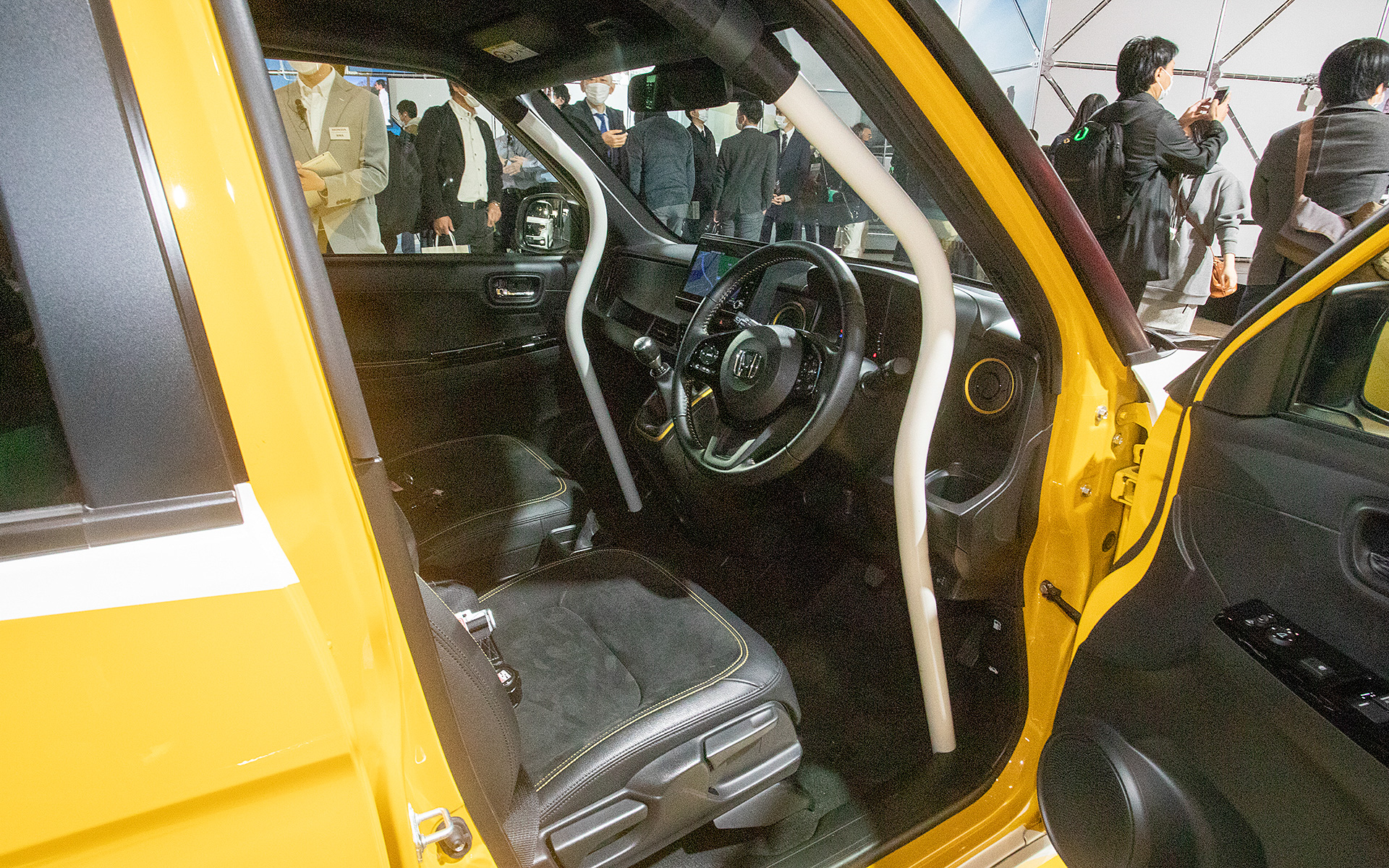 インテリア。ロールケージが付く