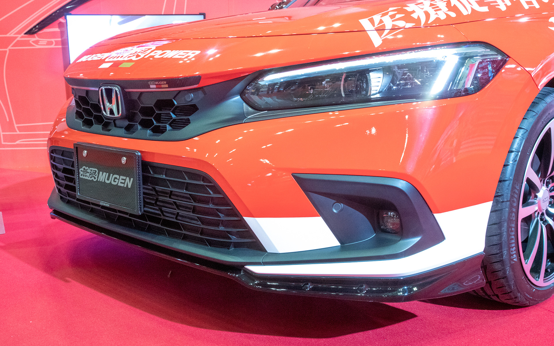 フロントまわり。リップスポイラーとノーズのデカール