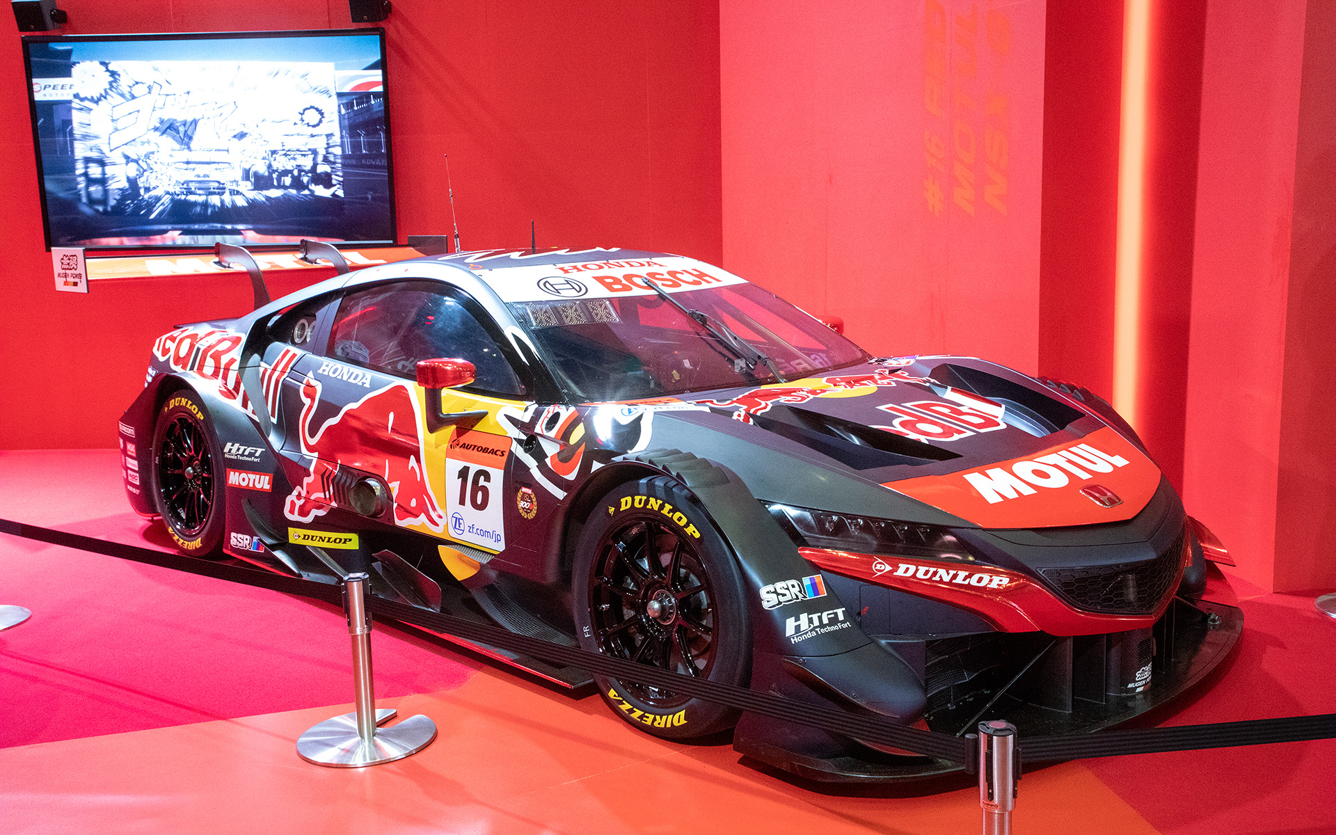 SUPER GT　NSXｰGT。どちらも近くで見られる