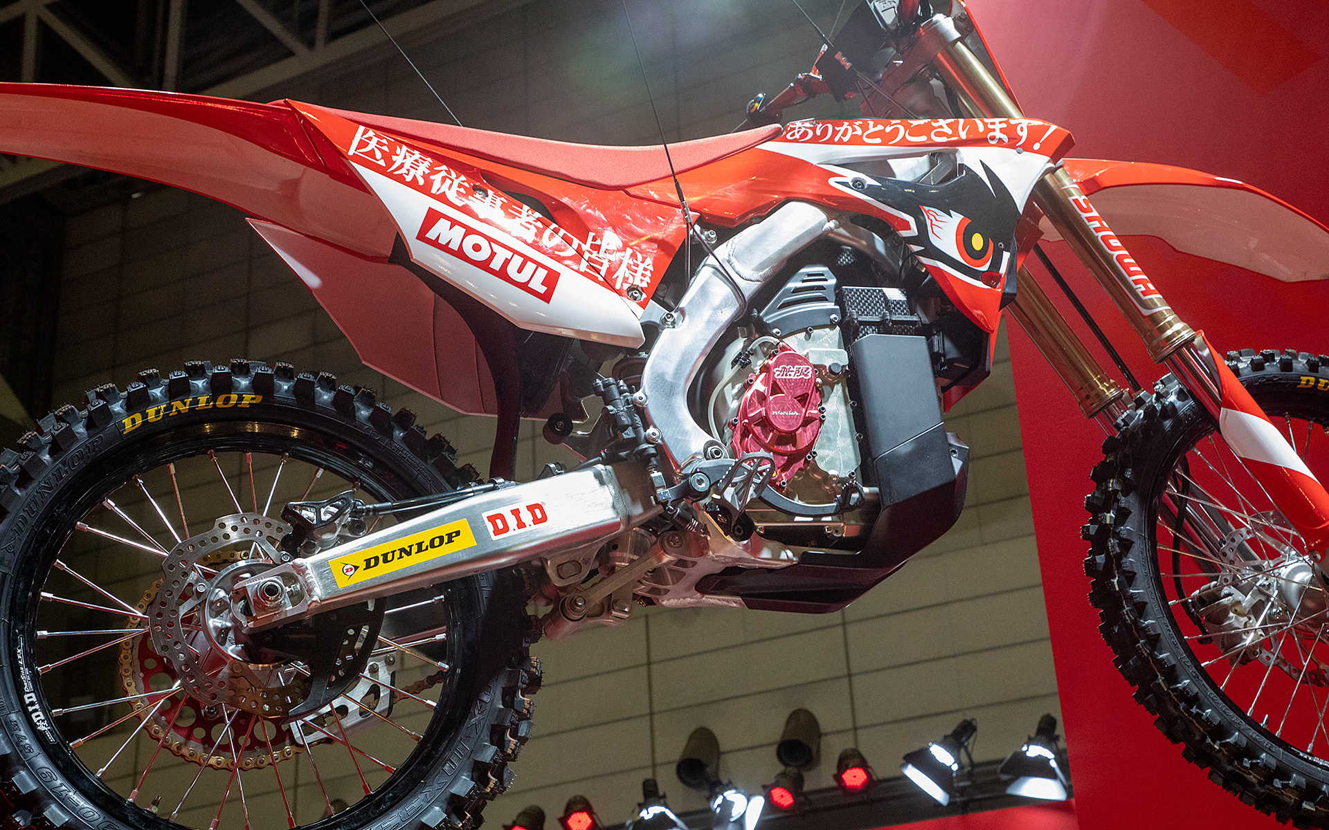 モトクロッサーに搭載されている。電動バイクなのでマフラーはない