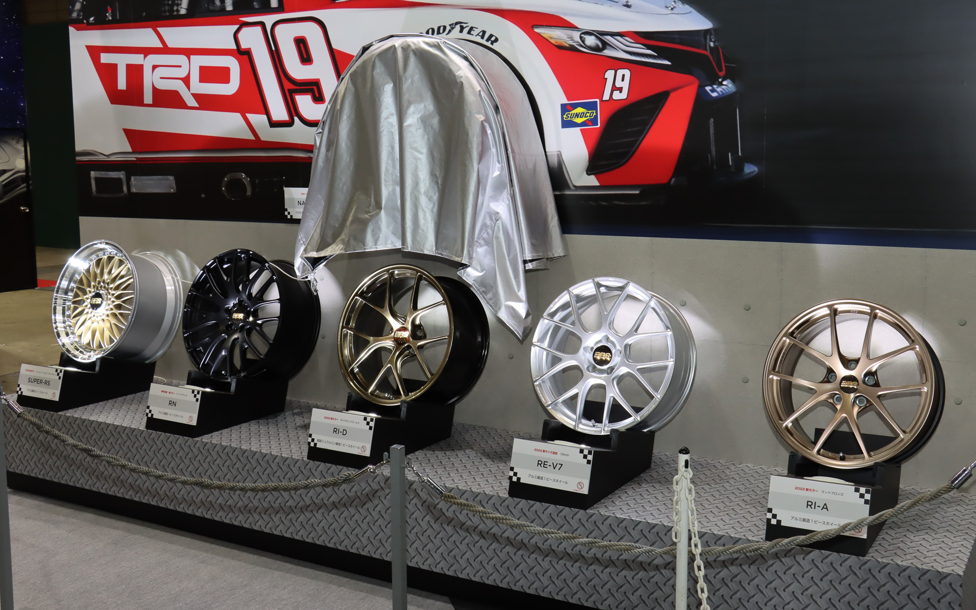 BBSブースではレーシングマシンや同社製品のホイールなどを展示