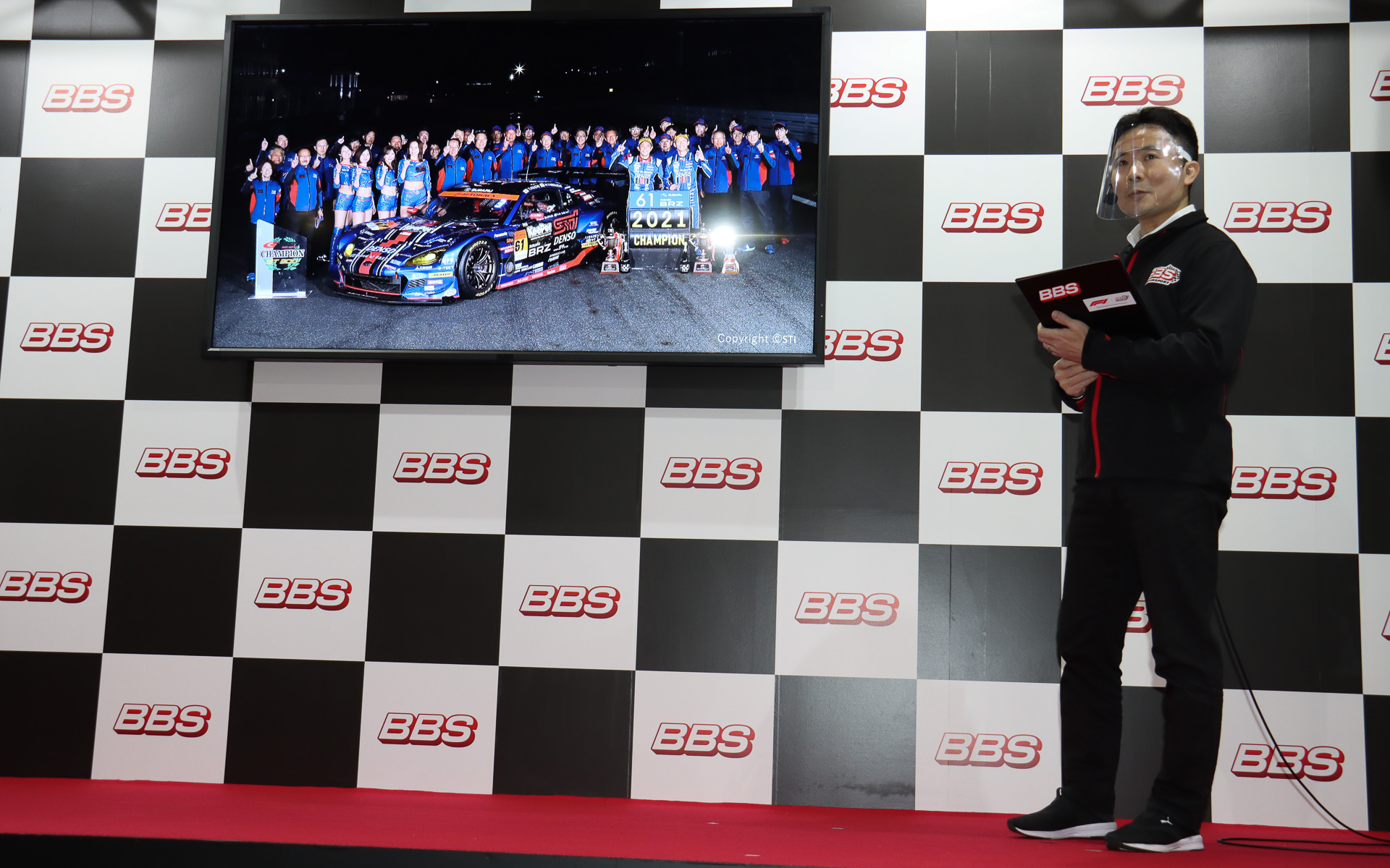 SUPER GTではGT500クラスの「TGR TEAM ZENT CERUMO」、GT300クラスの「SUBARU BRZ R＆D SPORT」と「BMW Team Studie」の計3チームにホイールを供給。2021年はSUBARU BRZ R＆D SPORTとのタッグでシリーズチャンピオンを獲得した