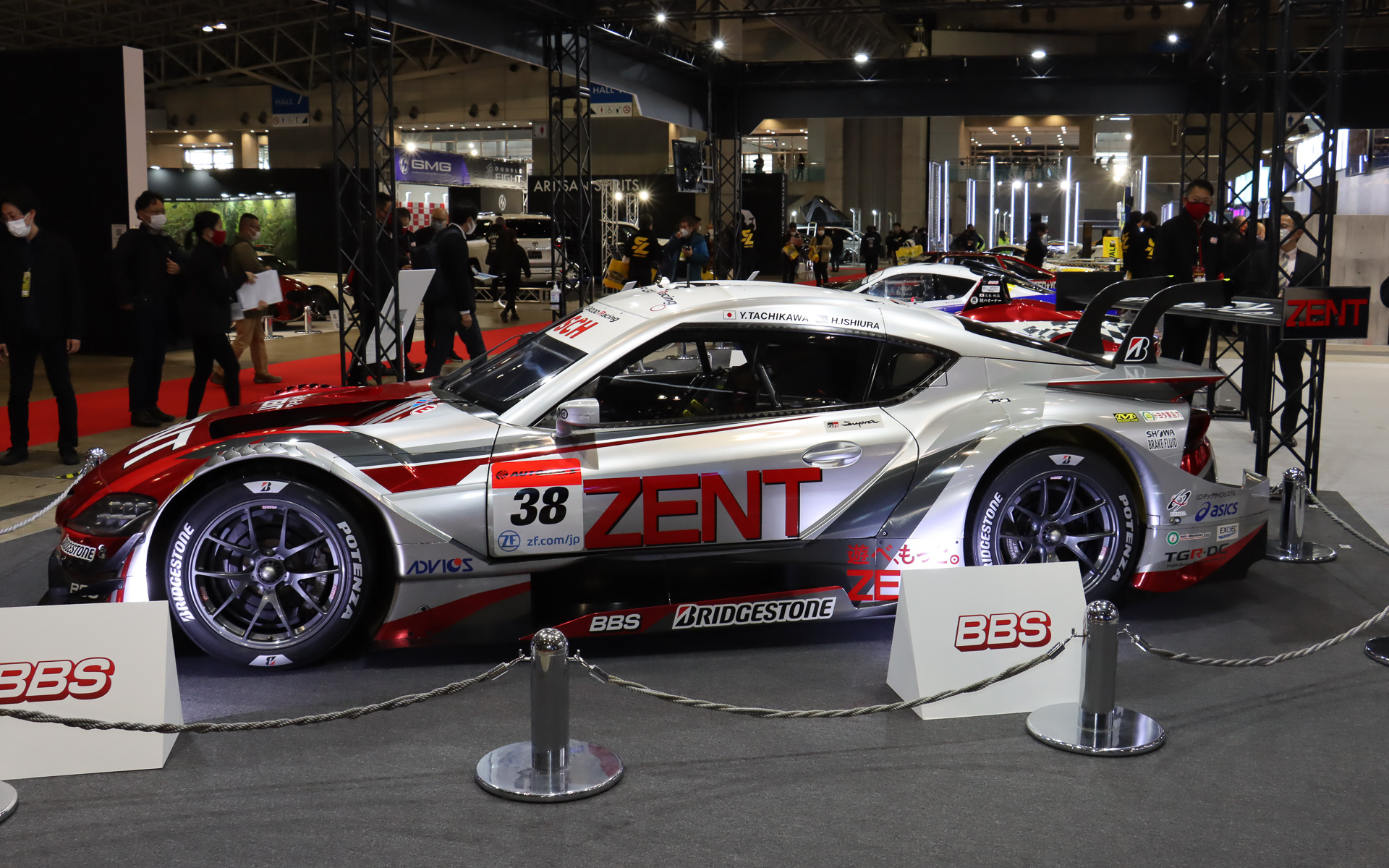 ZENT CERUMO GR Supraは右側がレッド、左側がシルバーを基調とするカラーリングとなる