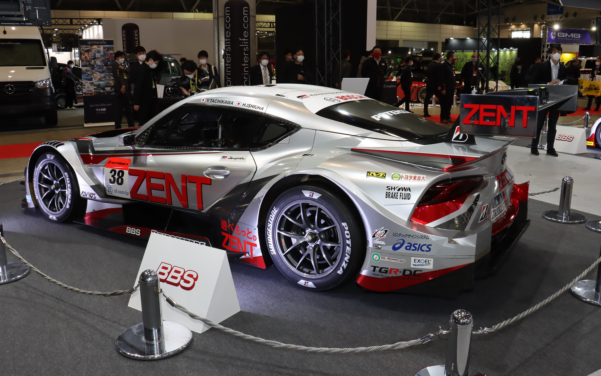 ZENT CERUMO GR Supraは右側がレッド、左側がシルバーを基調とするカラーリングとなる