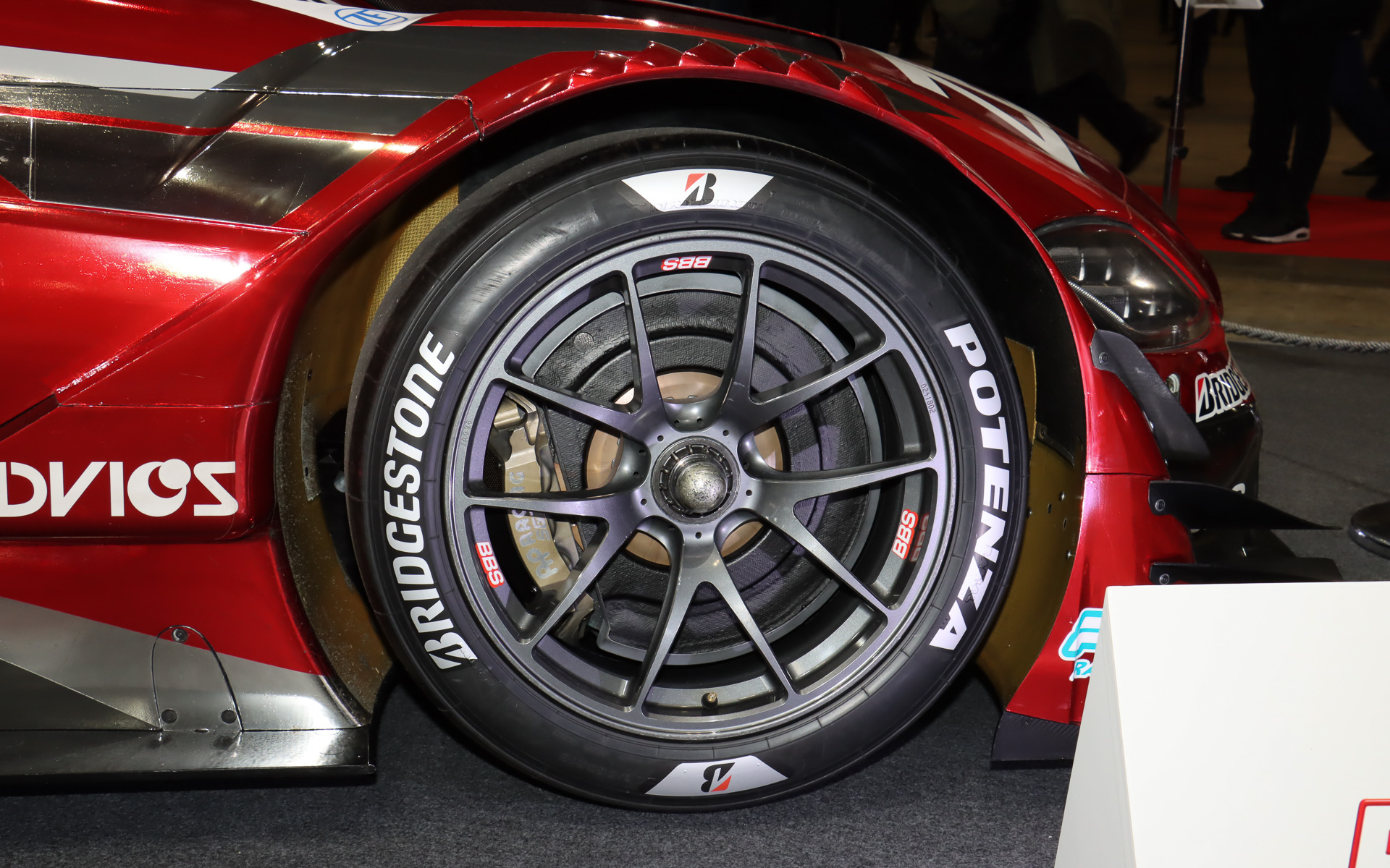 ZENT CERUMO GR Supraは右側がレッド、左側がシルバーを基調とするカラーリングとなる