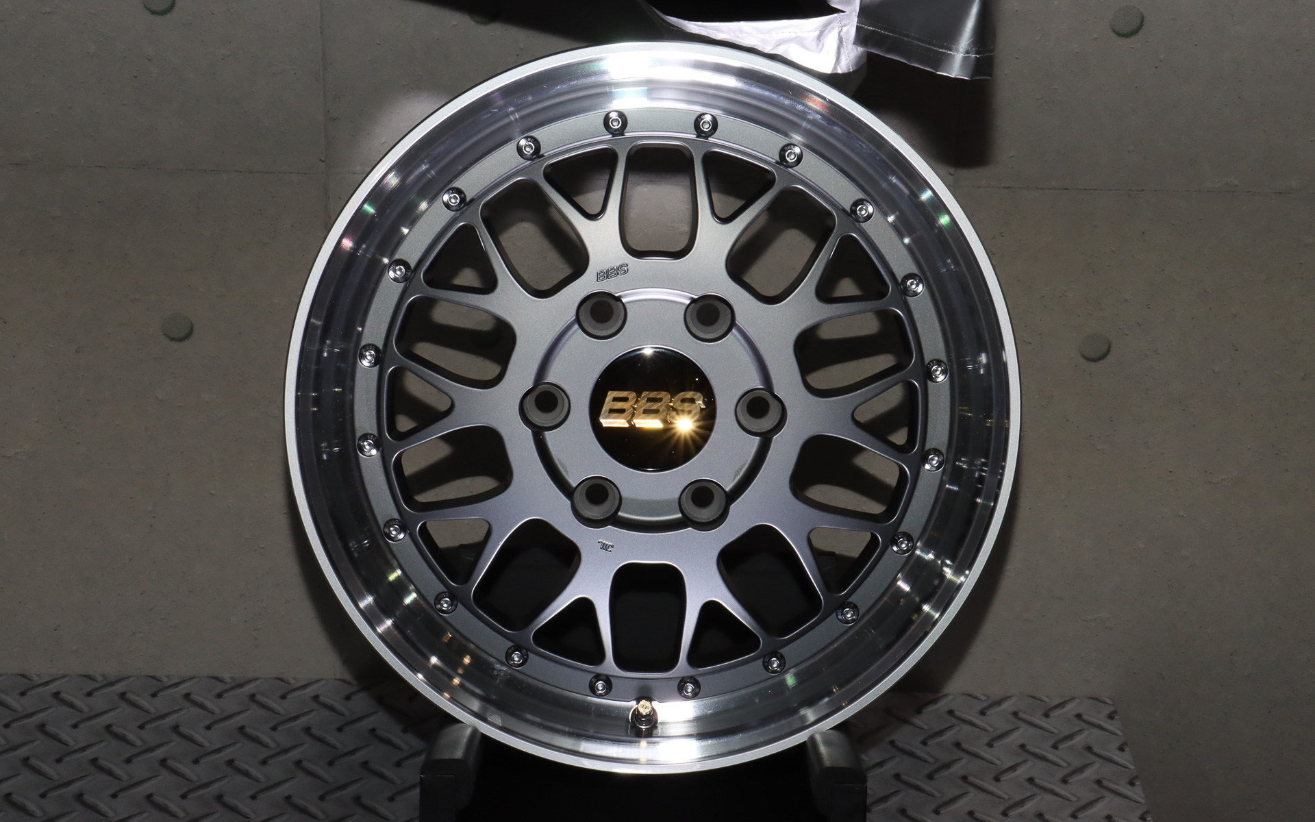 参考出展の「ハイエース向けプロトタイプ」マットグレイ×シルバーダイヤカット