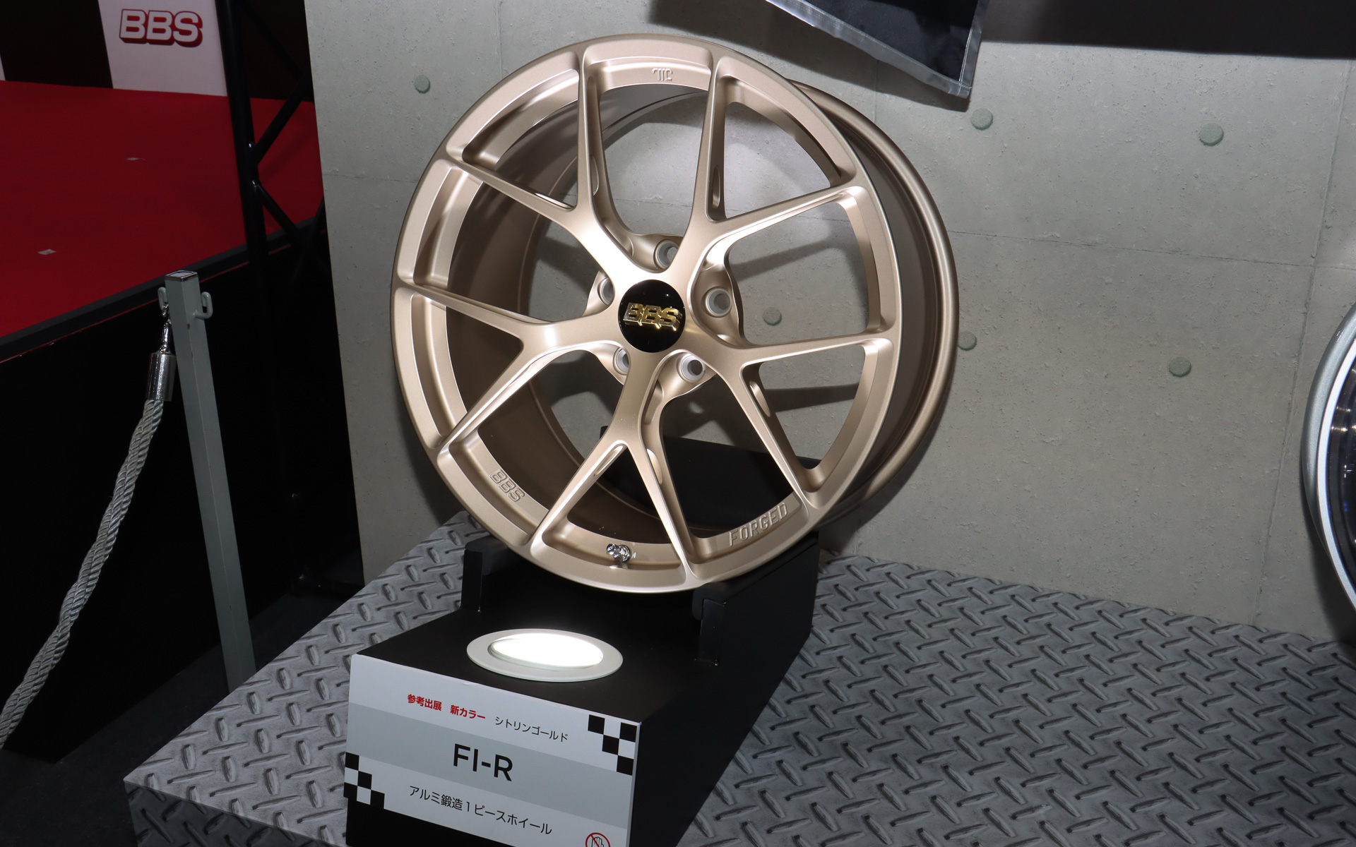 参考出展の「FI-R」シトリンゴールド（新色）