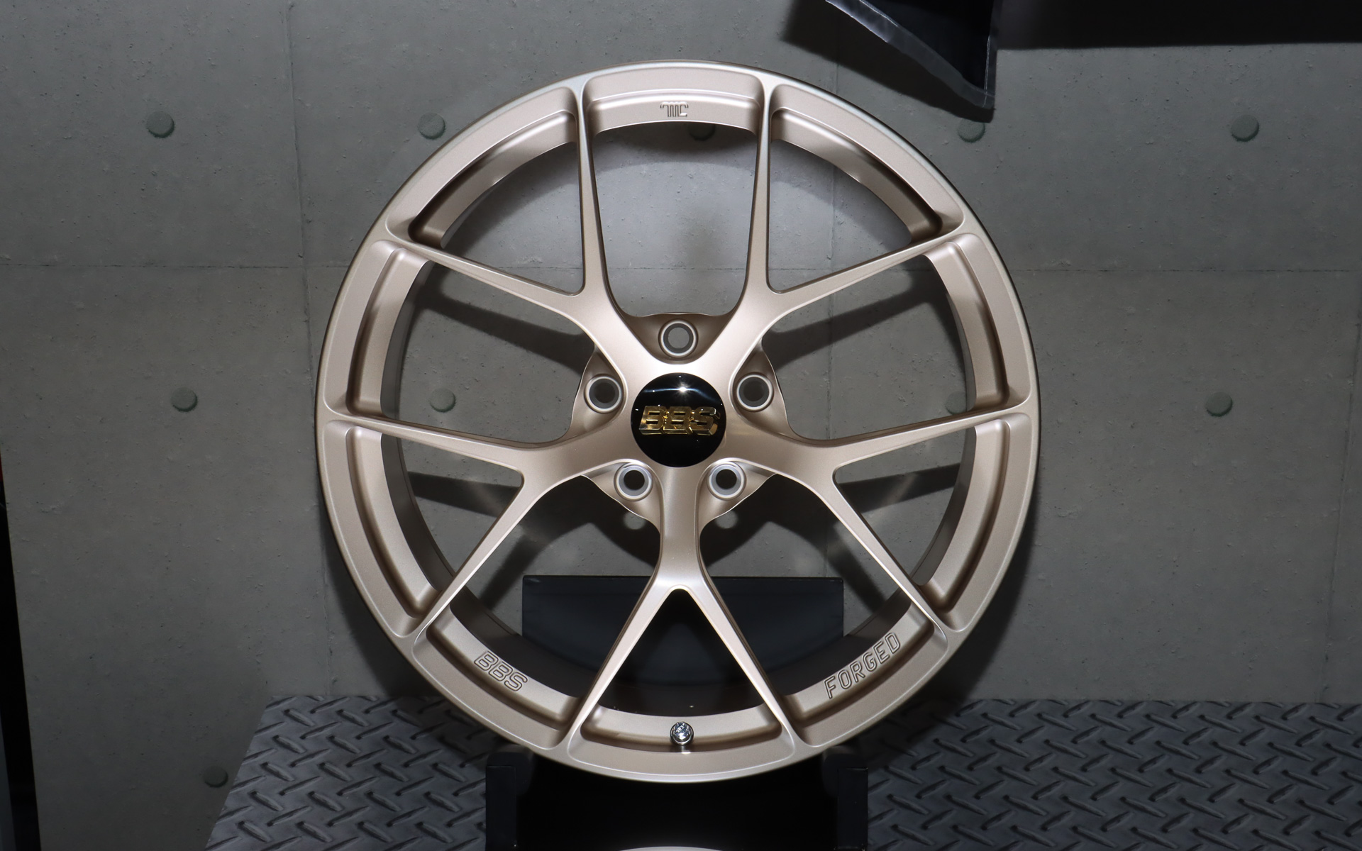 参考出展の「FI-R」シトリンゴールド（新色）