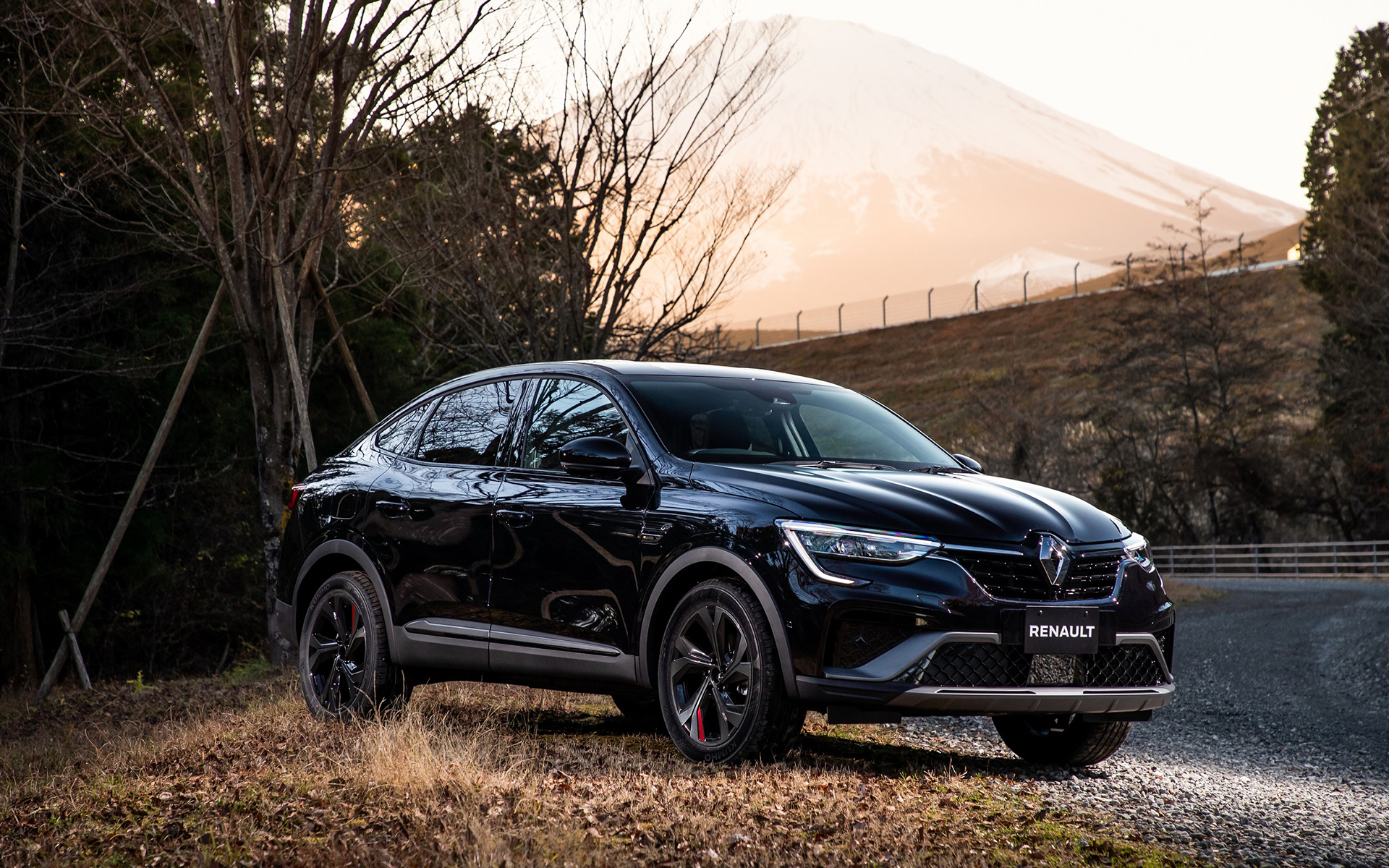 東京オートサロン2022会場で公開されたE-TECH HYBRID搭載のSUV「アルカナ」