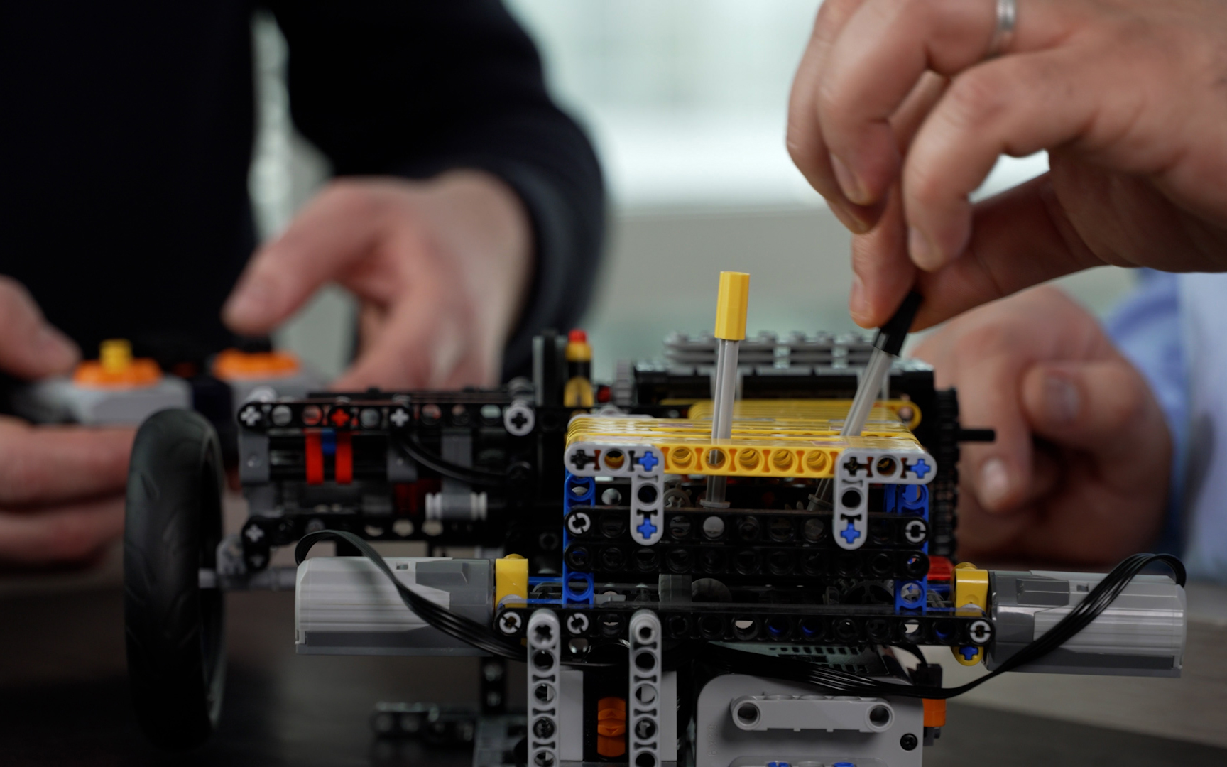 トランスミッションの実現性を検証するために工業用のLEGOブロックが使われた