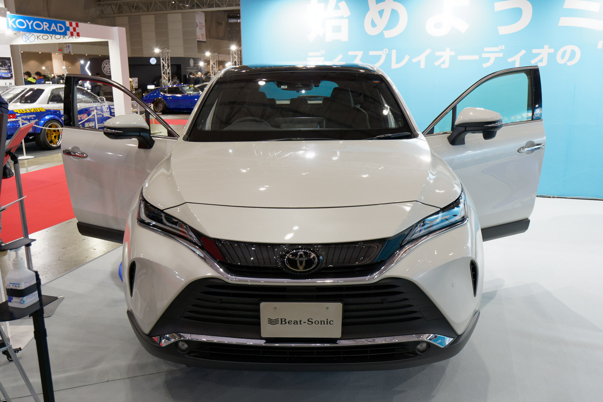 ブースでは実車に取り付けた状態のものを試すこともできる