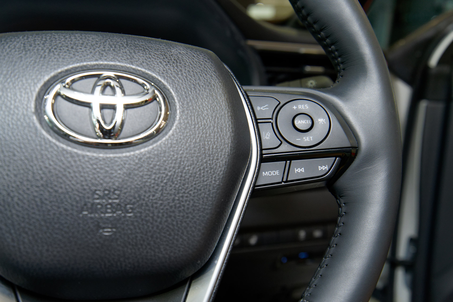 モード切替、ナビと映像入力画面の切替はステアリングの早戻し・早送りボタンでそれぞれ操作可能