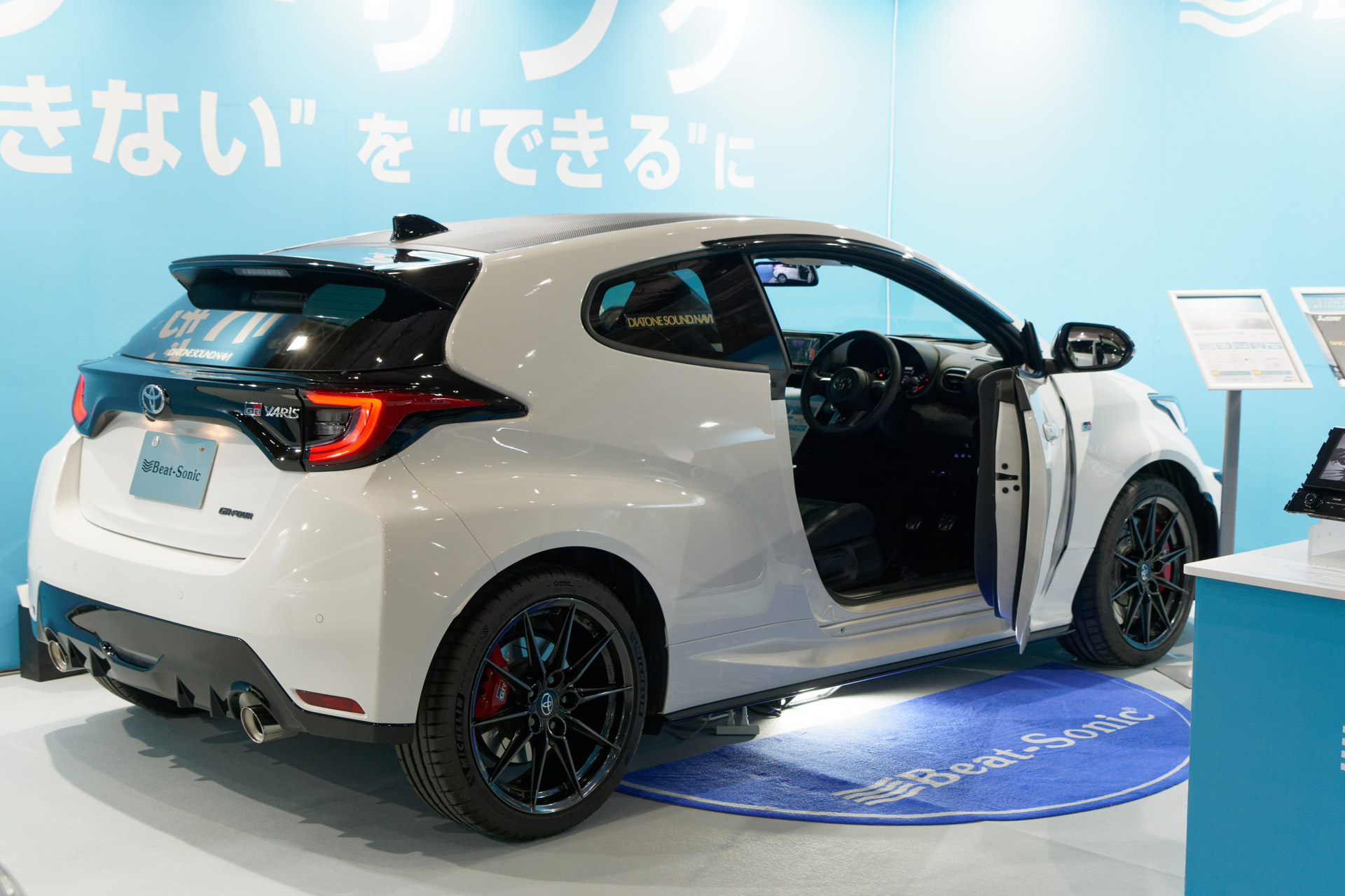 「GRヤリス」の純正ディスプレイオーディオを市販カーナビ製品に交換できるようにする「SLX-74」が実車展示