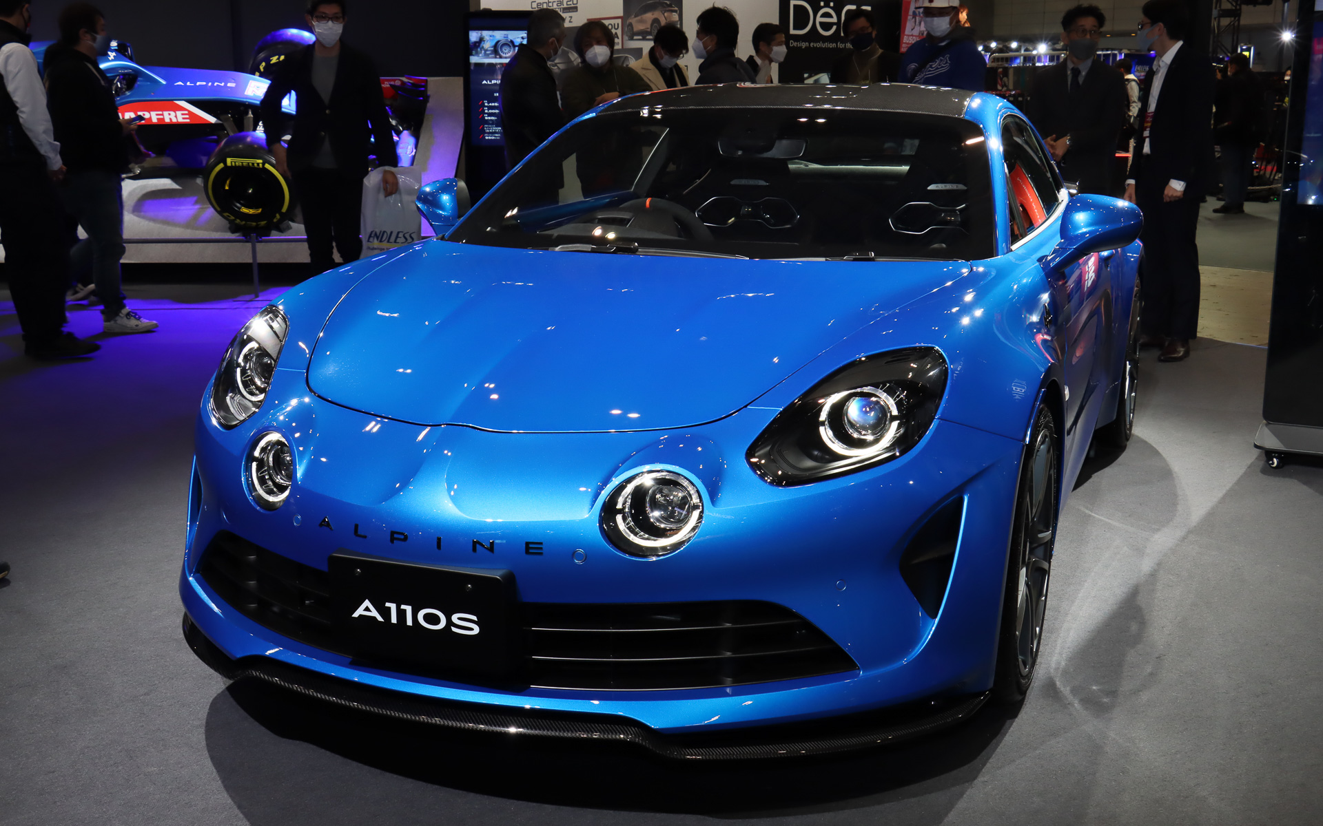 展示車のボディカラーは「ブルーアルピーヌ M」。限定車ではこのほかに「オランジュ フー M」も選択可能となる