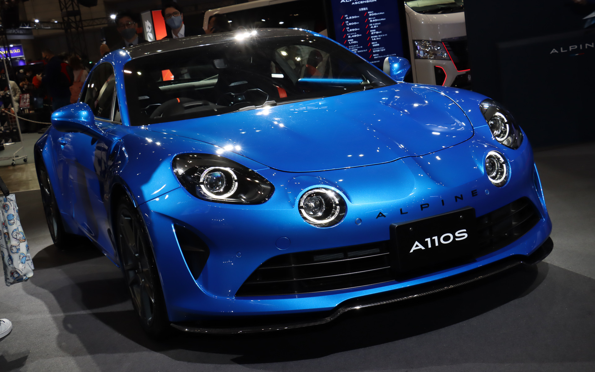 展示車のボディカラーは「ブルーアルピーヌ M」。限定車ではこのほかに「オランジュ フー M」も選択可能となる