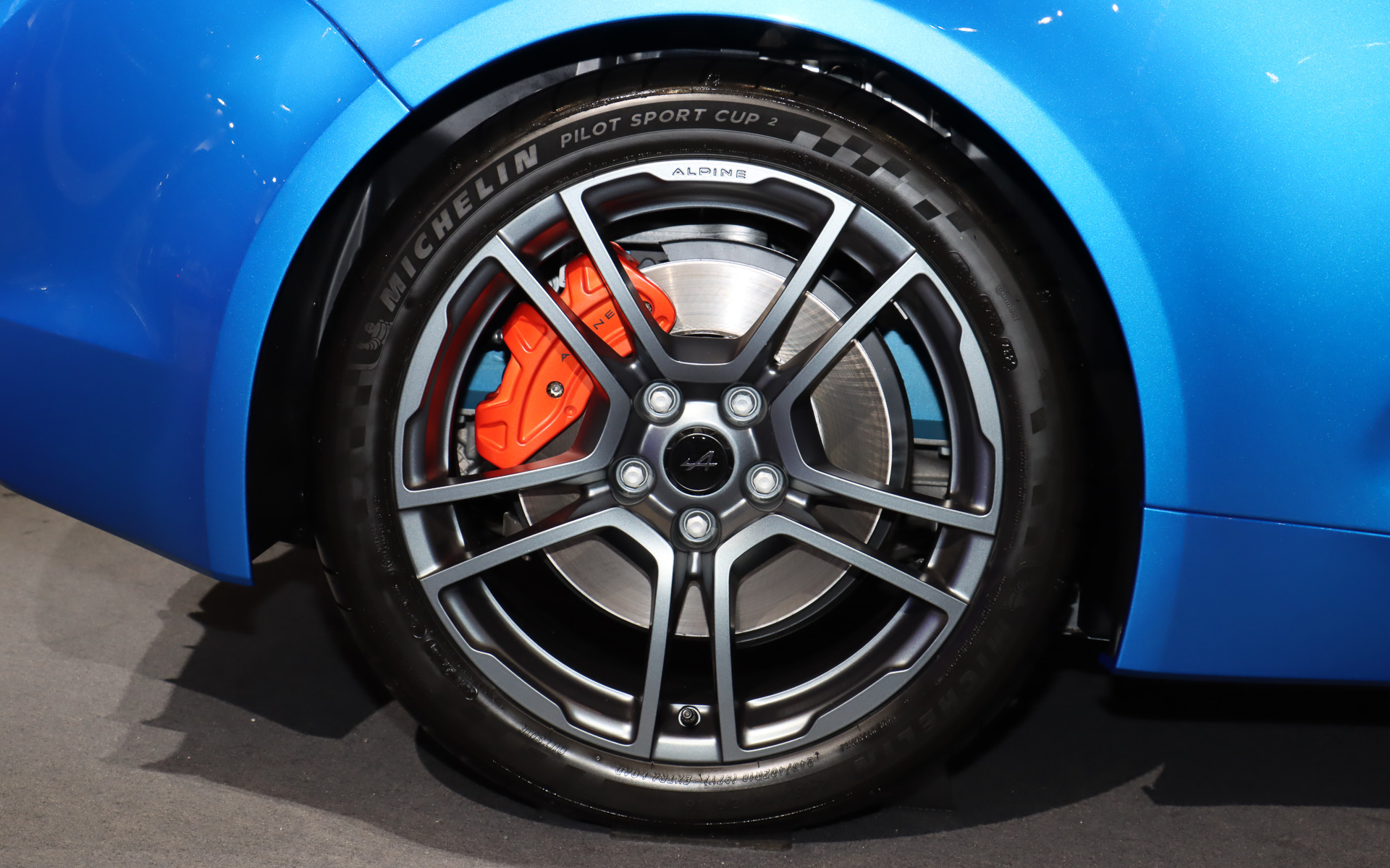 オレンジ塗装のブレンボ製ブレーキキャリパーは限定車の専用装備