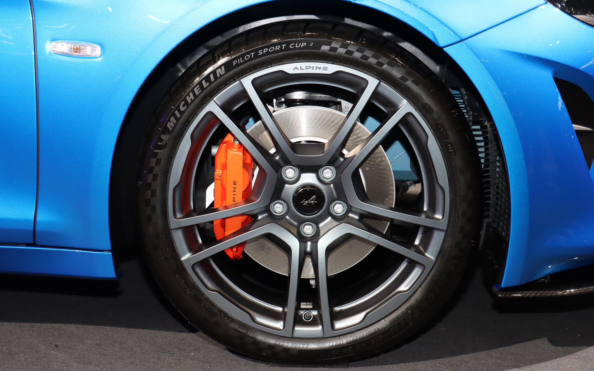 オレンジ塗装のブレンボ製ブレーキキャリパーは限定車の専用装備