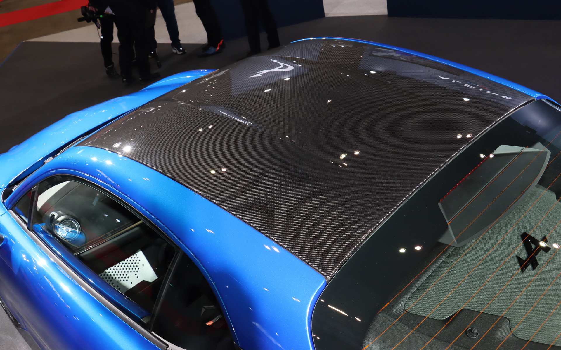 カーボンルーフはA110Sの標準装備品で、カーボン製のリアスポイラーは限定車の専用装備