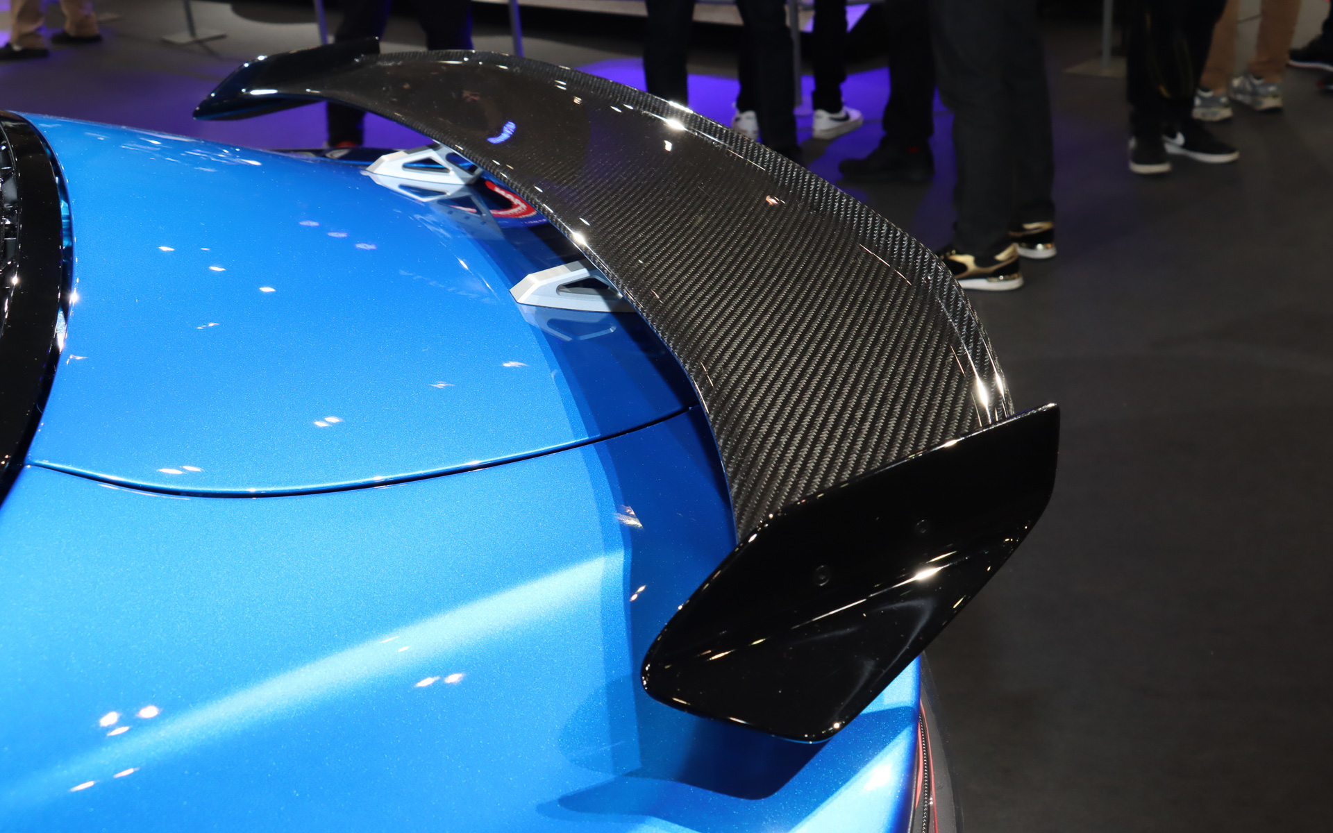 カーボンルーフはA110Sの標準装備品で、カーボン製のリアスポイラーは限定車の専用装備