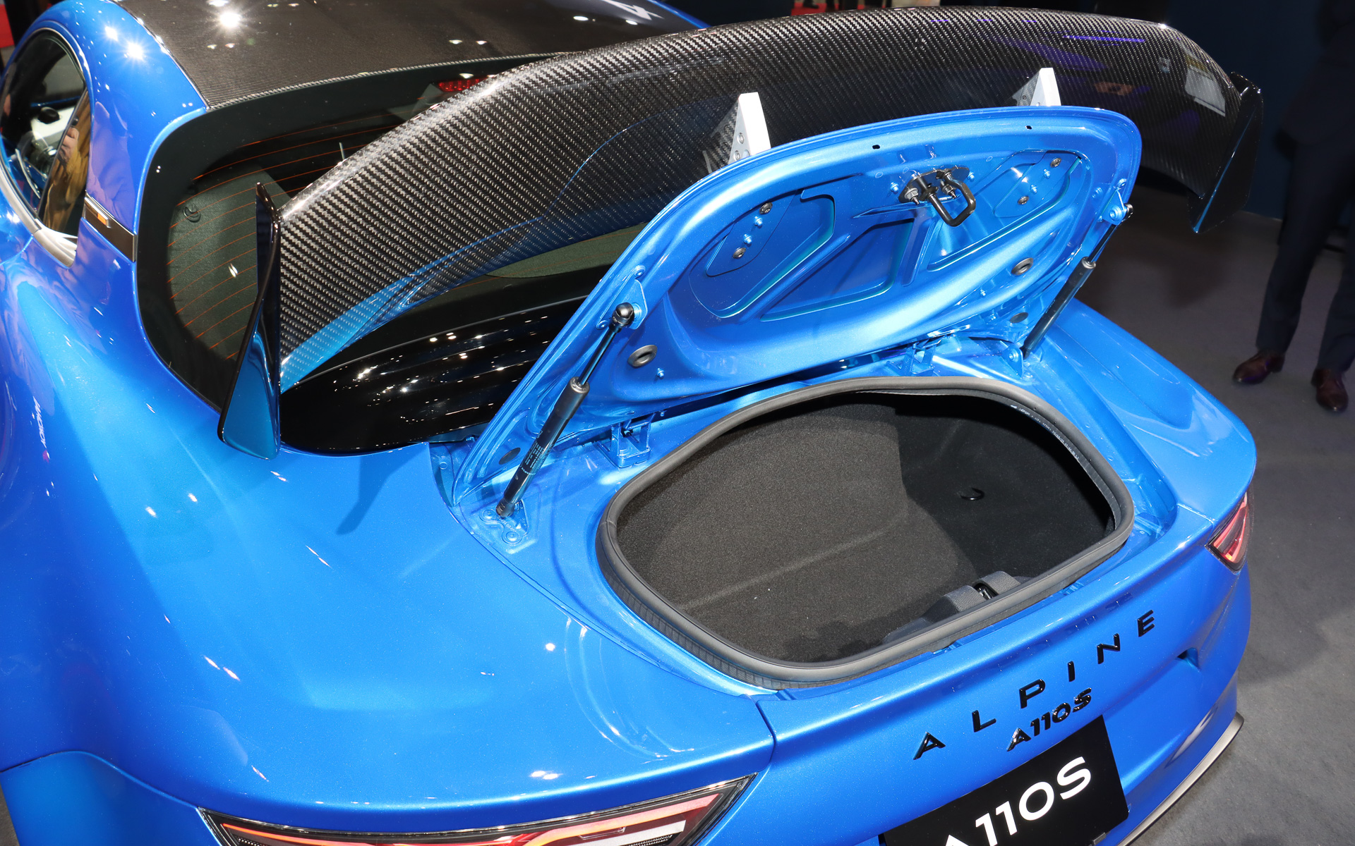 車両の前後にラゲッジスペースを備える