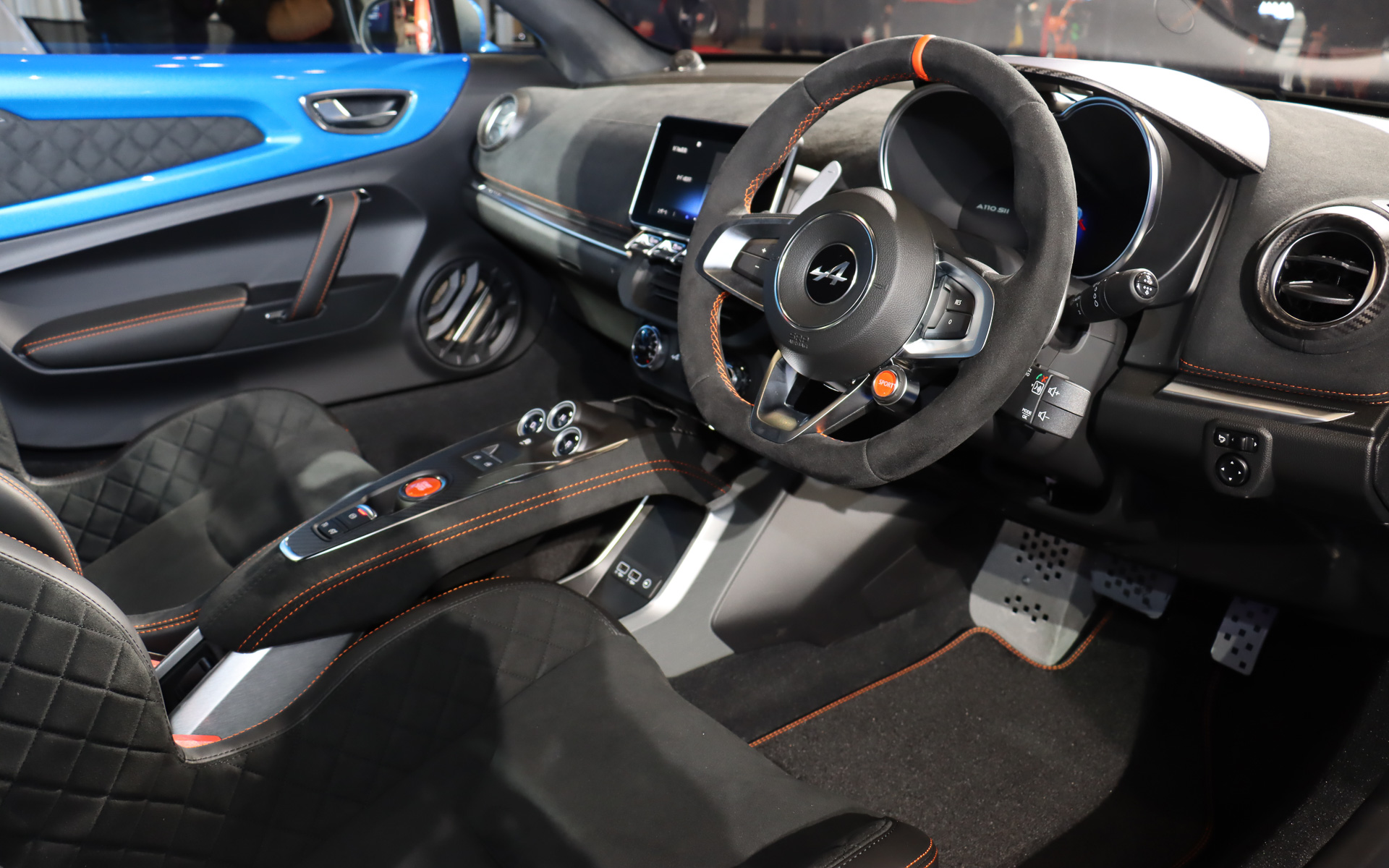 A110S アセンションのインテリア。限定車のテーマカラーであるオレンジをステッチなどの差し色として使用している