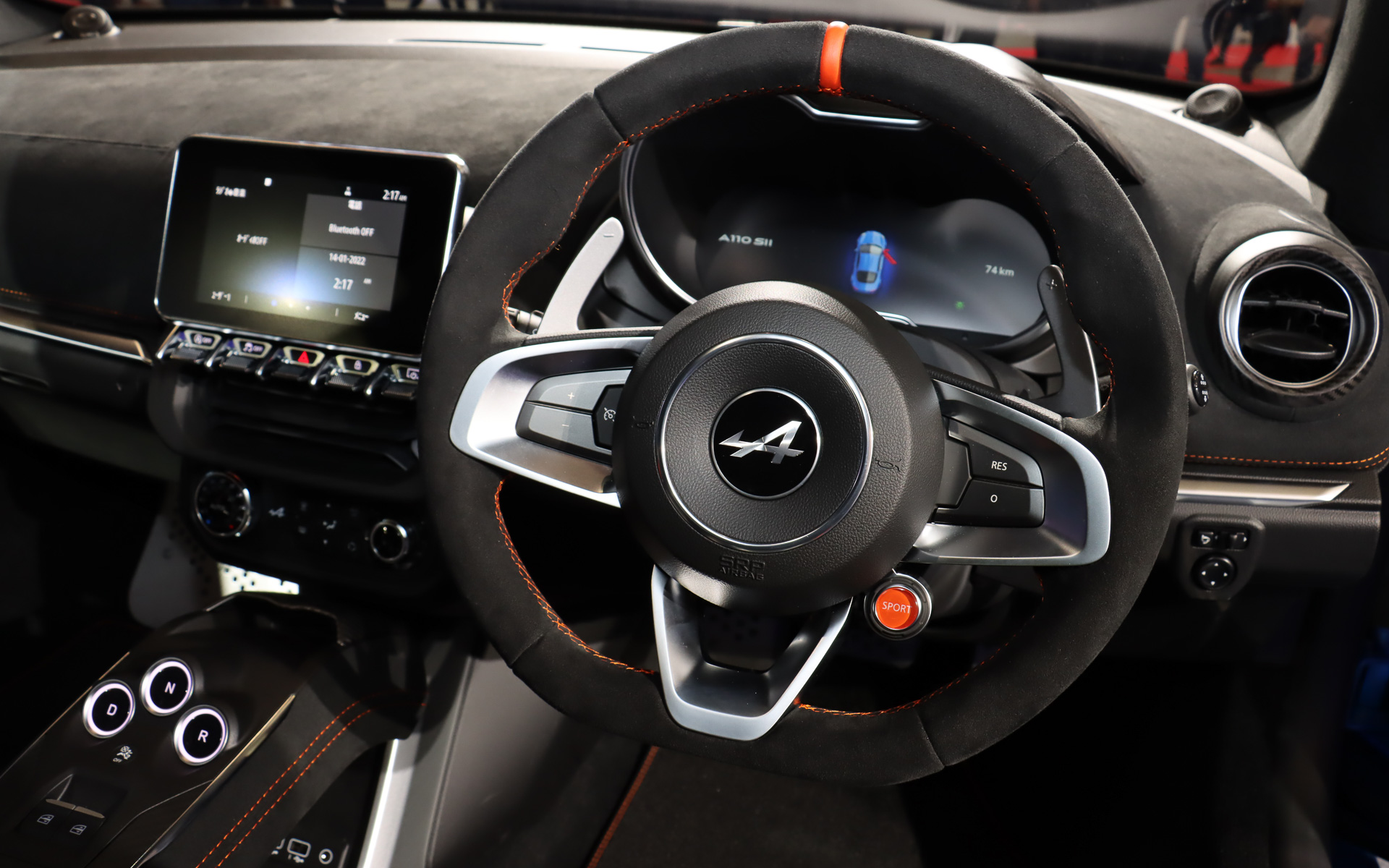 ステアリングやダッシュボードに使うバックスキンレザーも限定車の専用装備