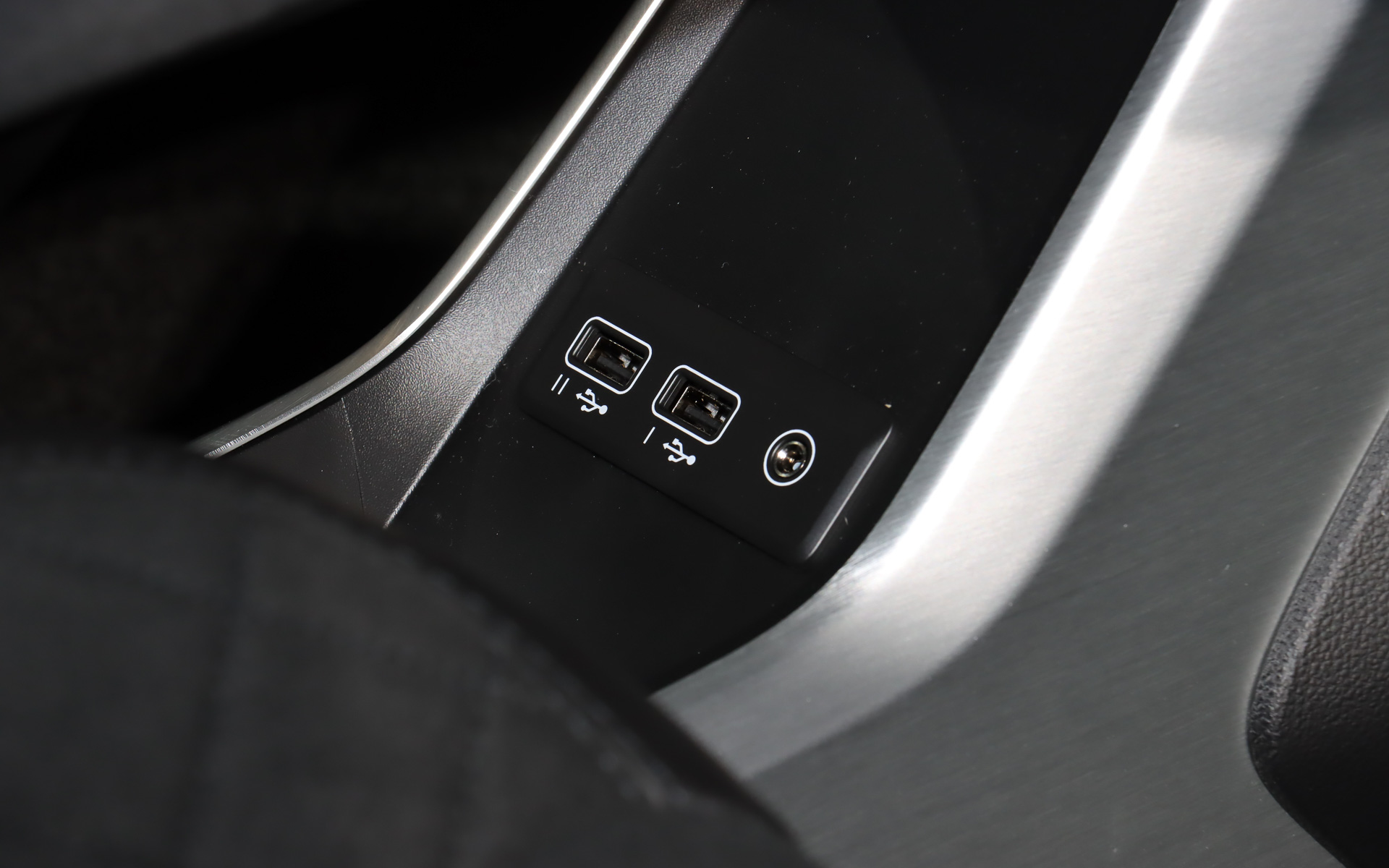 センターコンソールの下側にUSBポートなどを設置