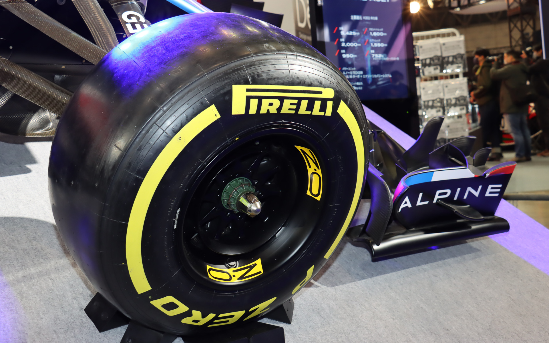 ボディサイズは5425×2000×950mm（全長×全幅×全高）、トレッド幅はフロント1600mm、リア1550mm。フランスのヴィリー・シャティオンで開発されたパワーユニット「ルノー E-TECH 21」を搭載。パワーユニット総出力は950HP以上