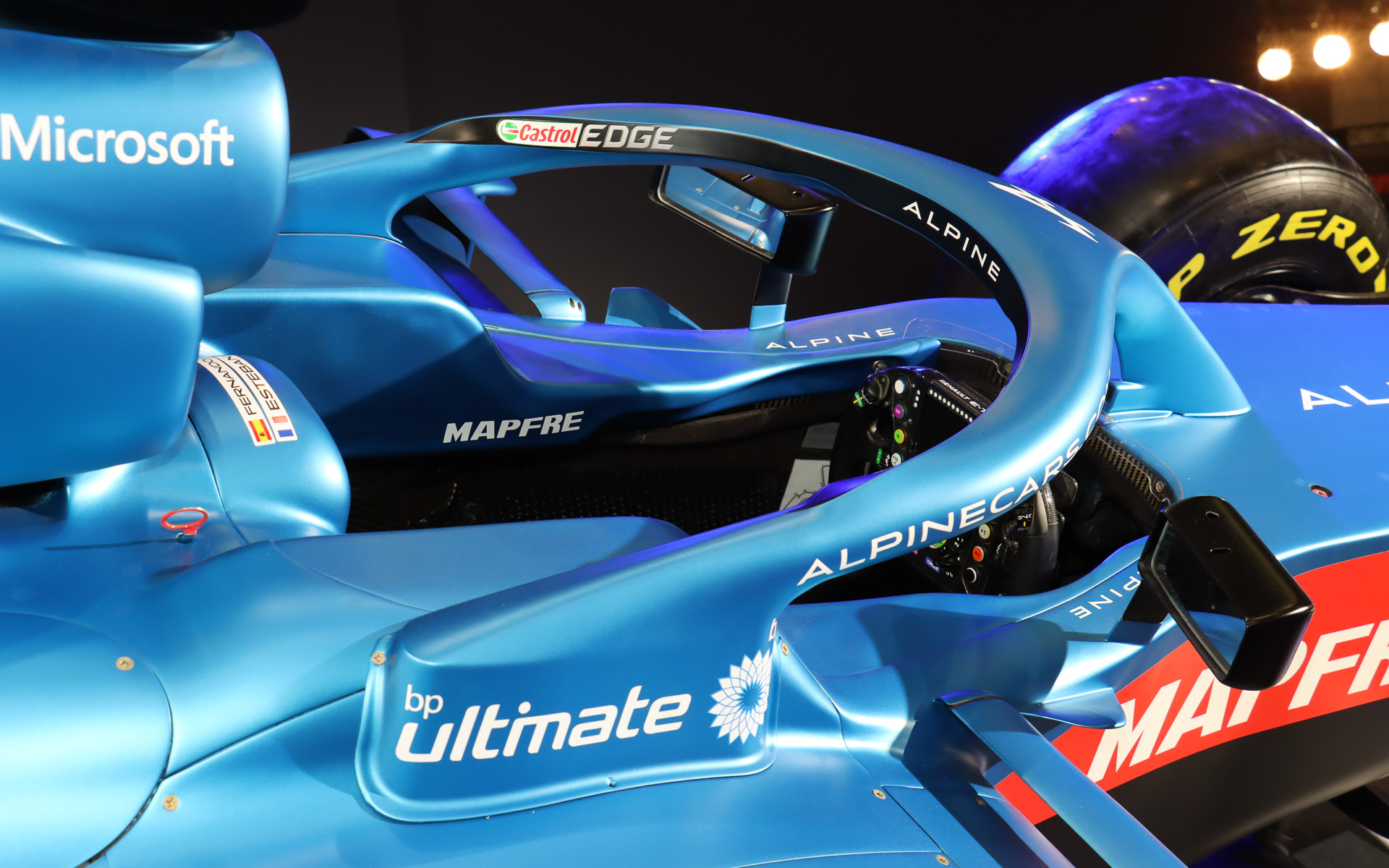 車両のナンバーはオコン選手の31だが、ヘッドレストの上にフェルナンド・アロンソ選手と2人の名前が掲示されている