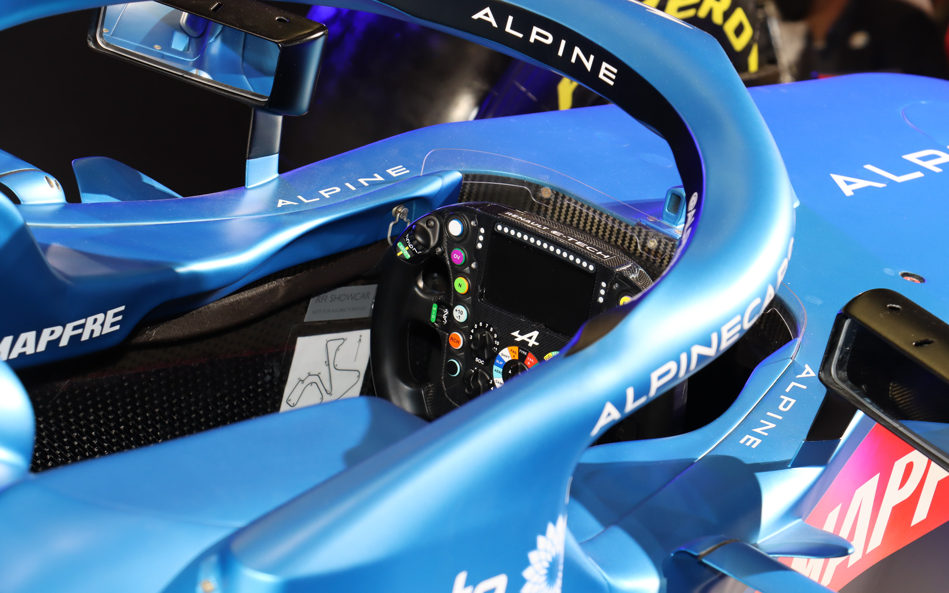 車両のナンバーはオコン選手の31だが、ヘッドレストの上にフェルナンド・アロンソ選手と2人の名前が掲示されている