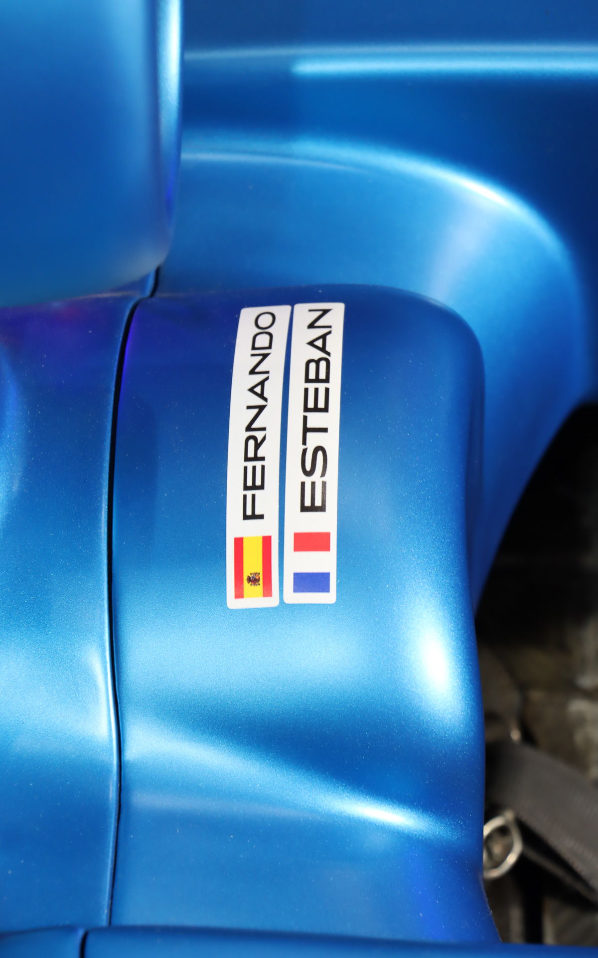 車両のナンバーはオコン選手の31だが、ヘッドレストの上にフェルナンド・アロンソ選手と2人の名前が掲示されている