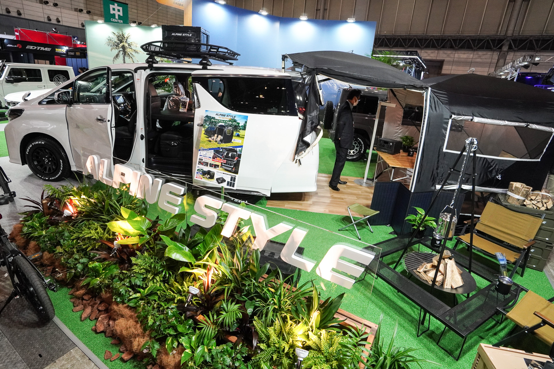 「アルパインスタイル」の新たな提案。アウトドアカスタマイズの車両の展示