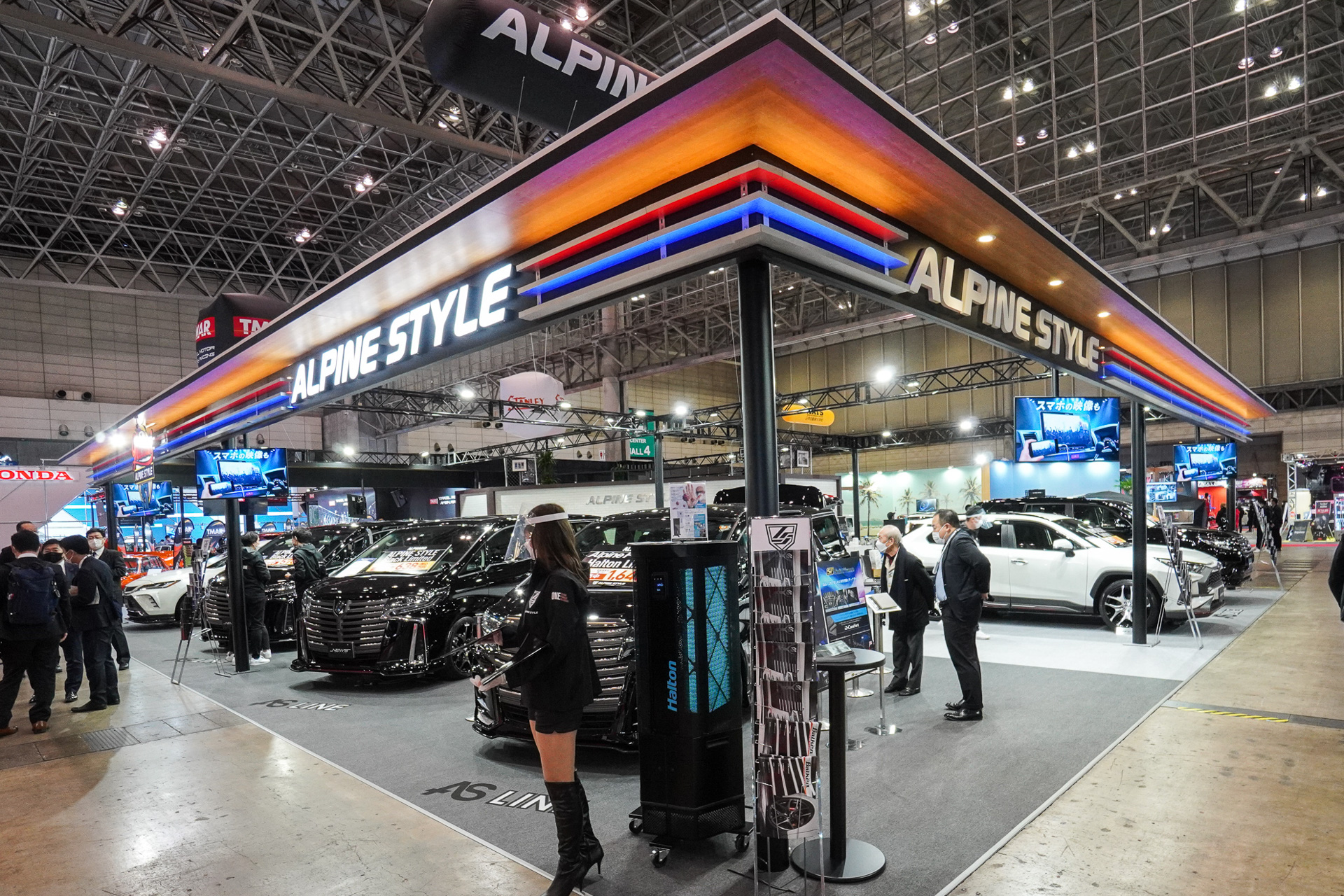 アルパインスタイルのブース。カスタマイズカーが並ぶ