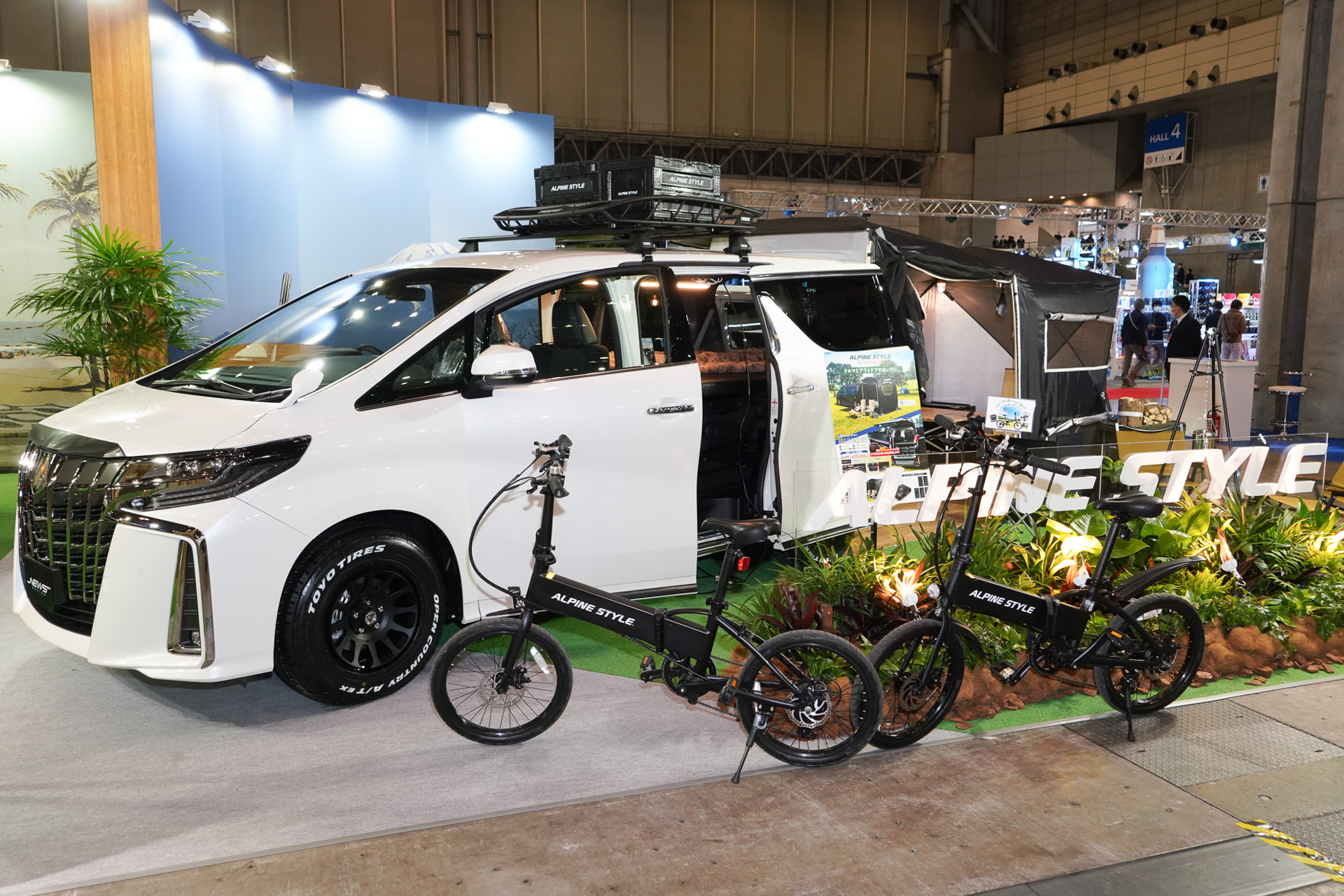 「アルファード ALPINE STYLE for OUTDOOR」は、アウトドアでの使用を意識した展示