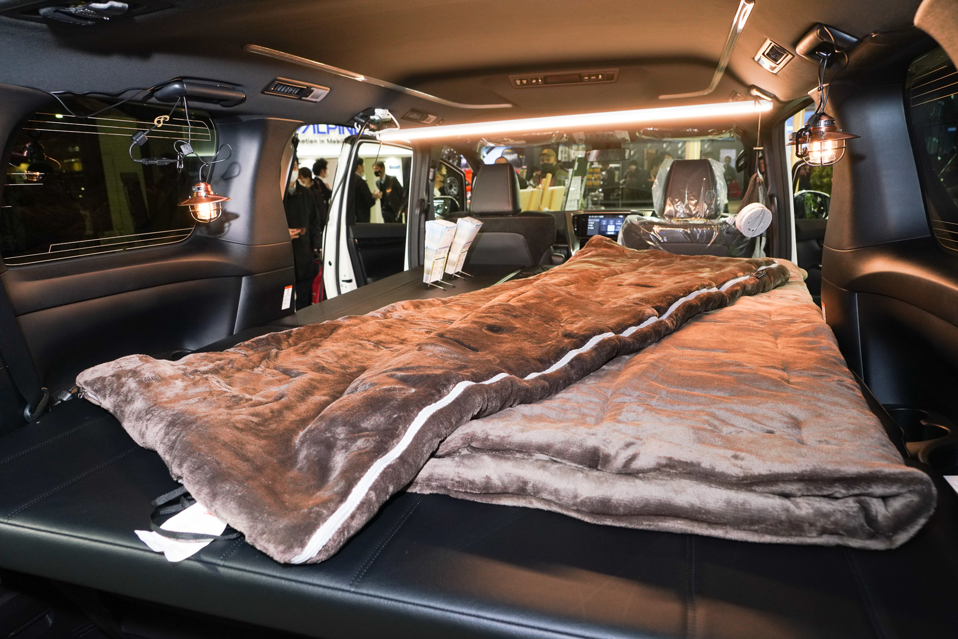 プラスステイ マルチベッドキットで車中泊仕様に。ベッドとポータブル電源のセット