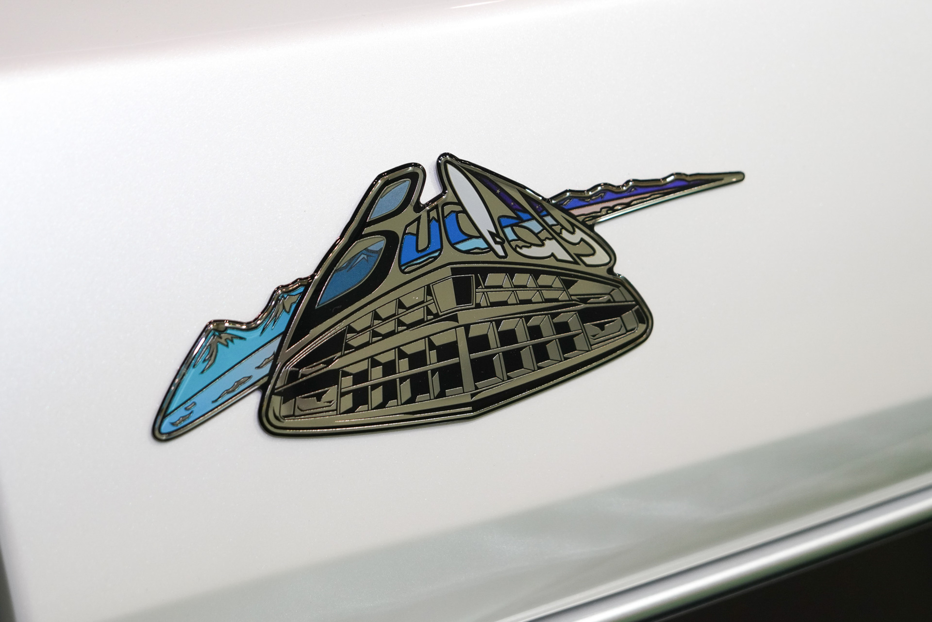 凝ったエンブレム