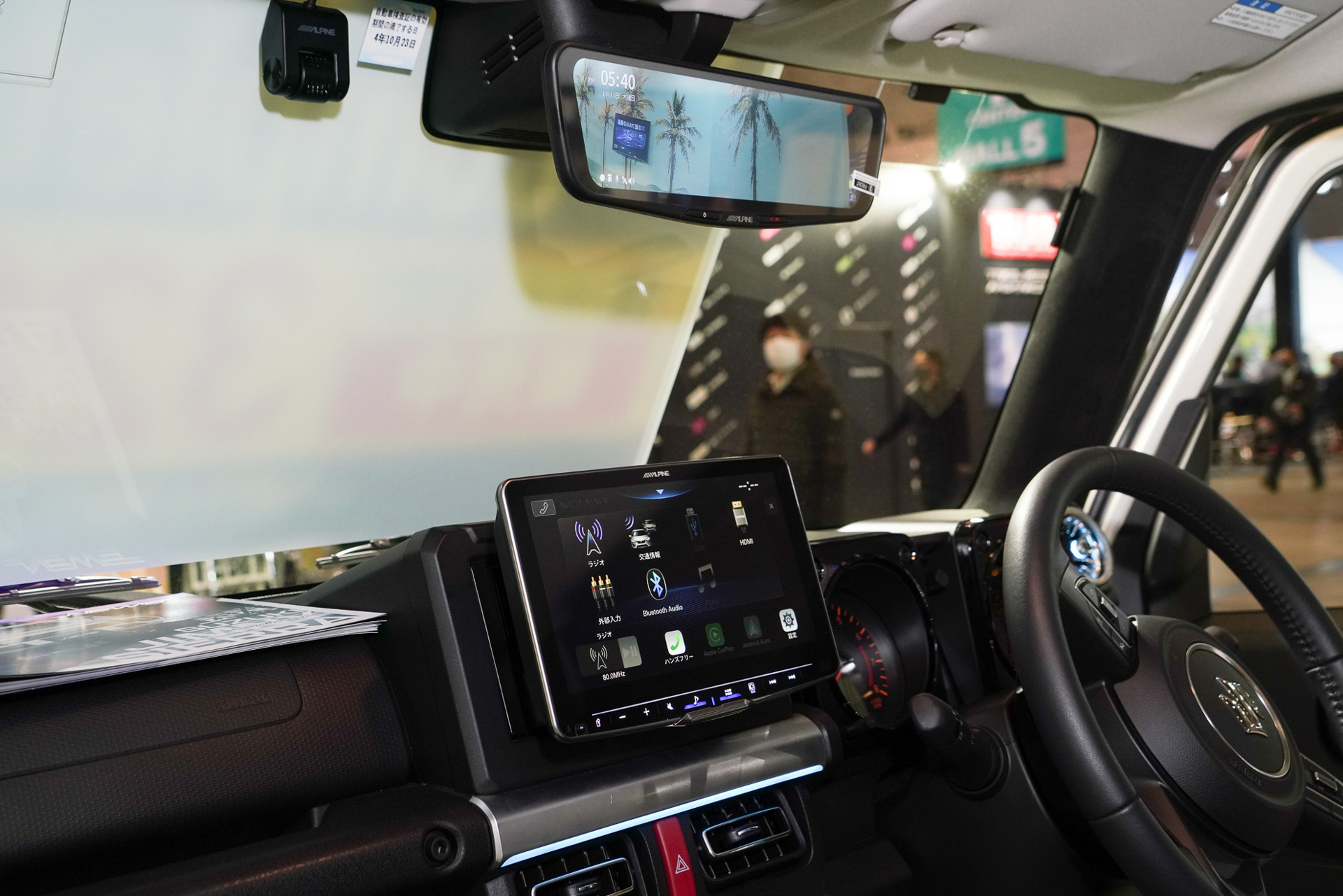 運転席まわり。デジタルミラー「DMR-M01R」も搭載されている