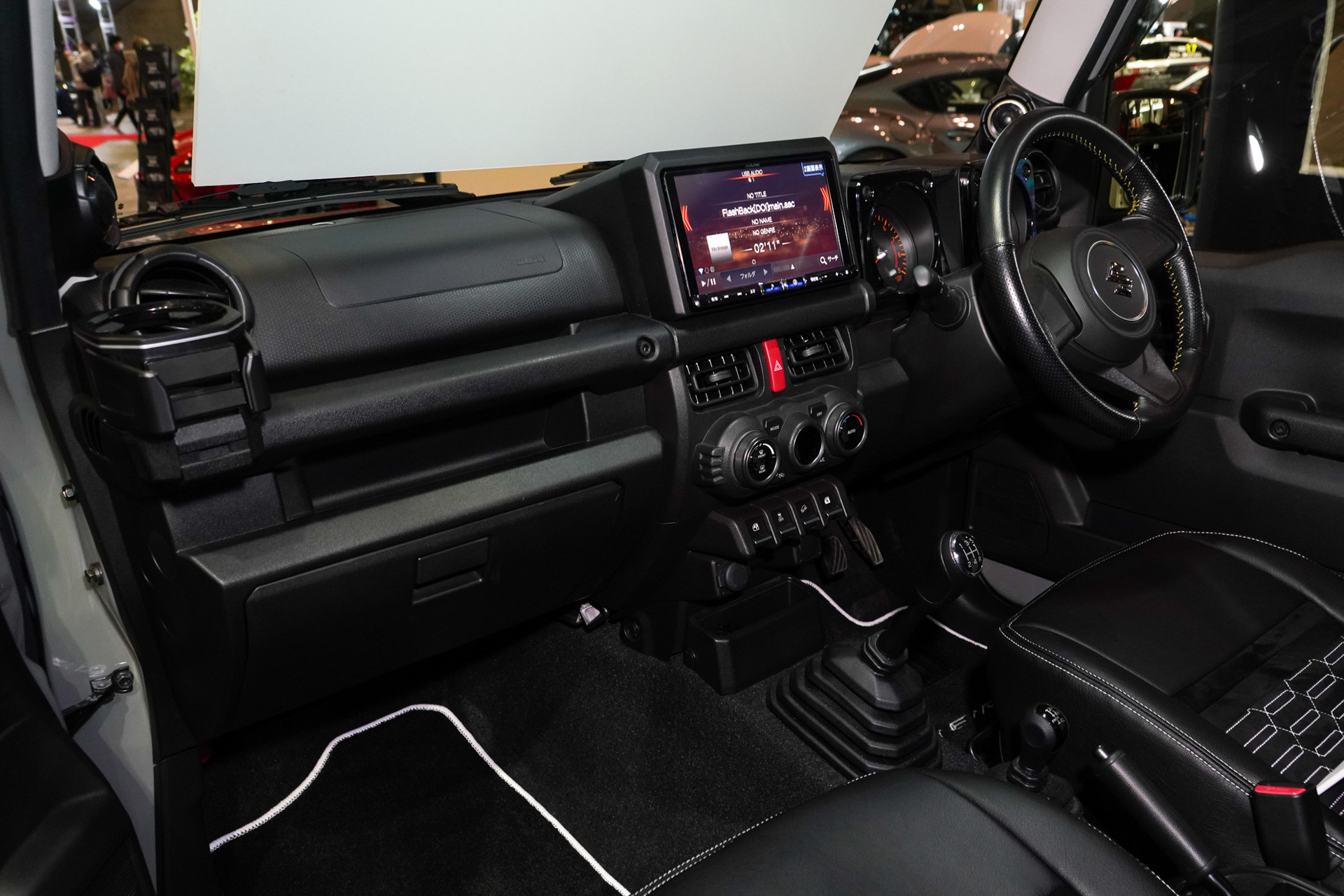 運転席まわり。Aピラーにツイーターが装着されている