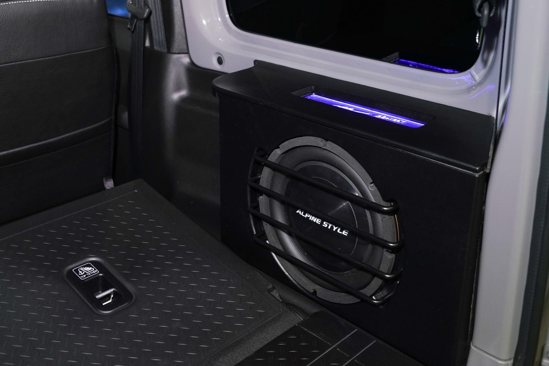 ラゲッジルームにサブウーファー。こちらは未発表のモデル