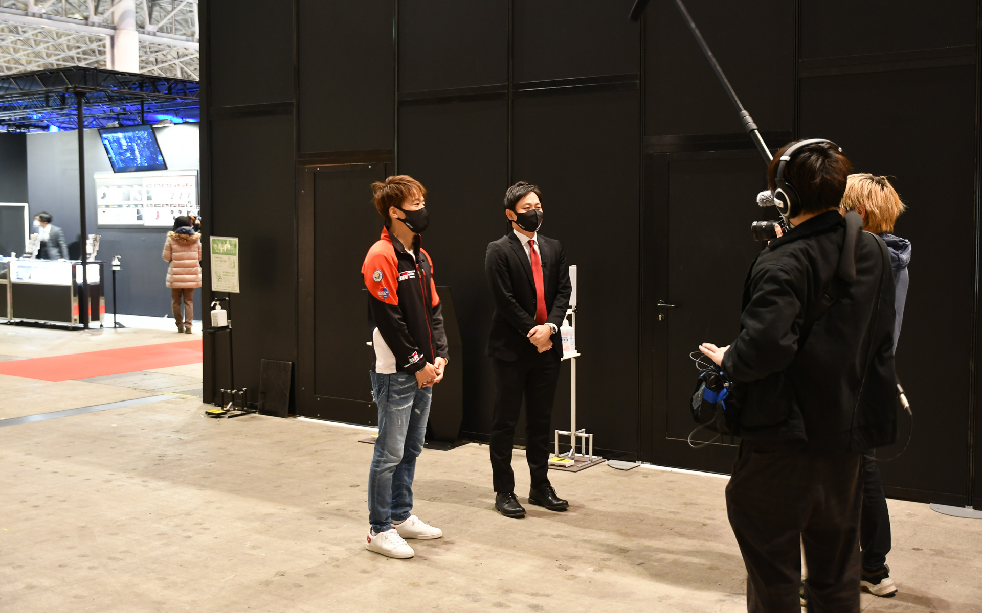 収録を始めようとしていた佐々木雅弘選手らトヨタイムズスタッフ